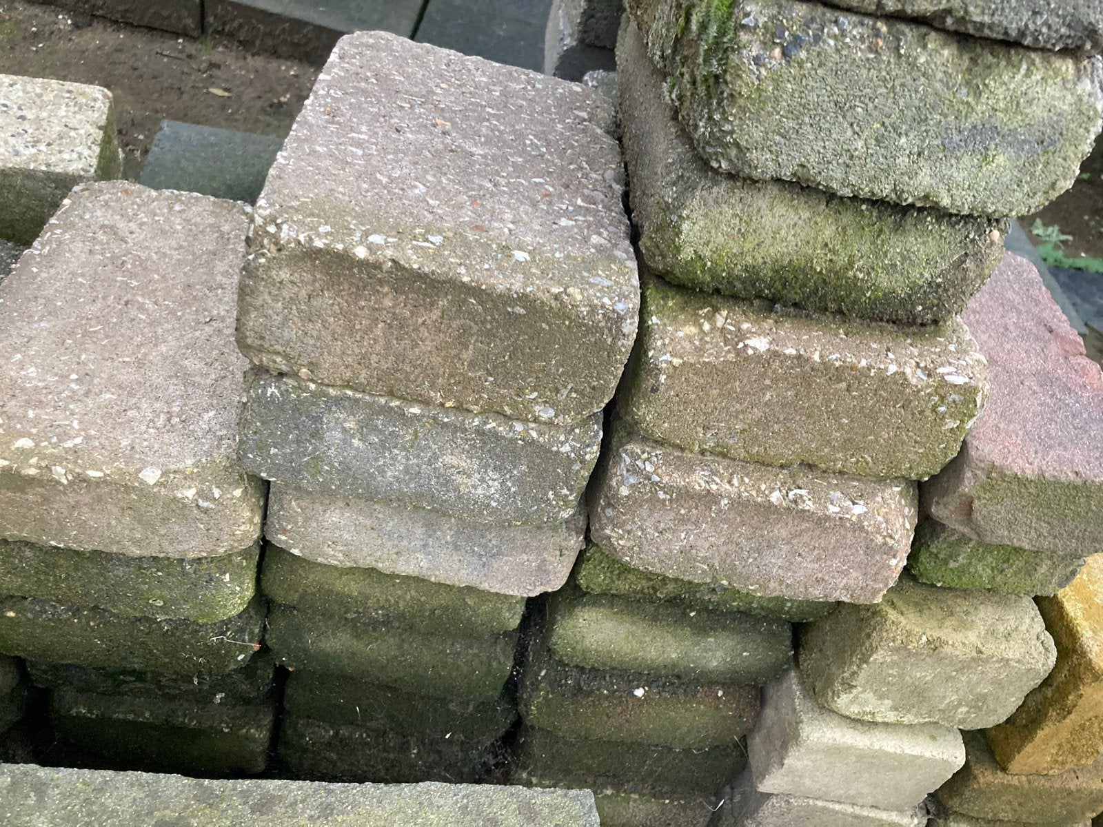 Gratis rechthoekige stenen tegels 21x14x6 - 38 stuks, Ophalen, Gebruikt, Klinkers, Minder dan 5 m²