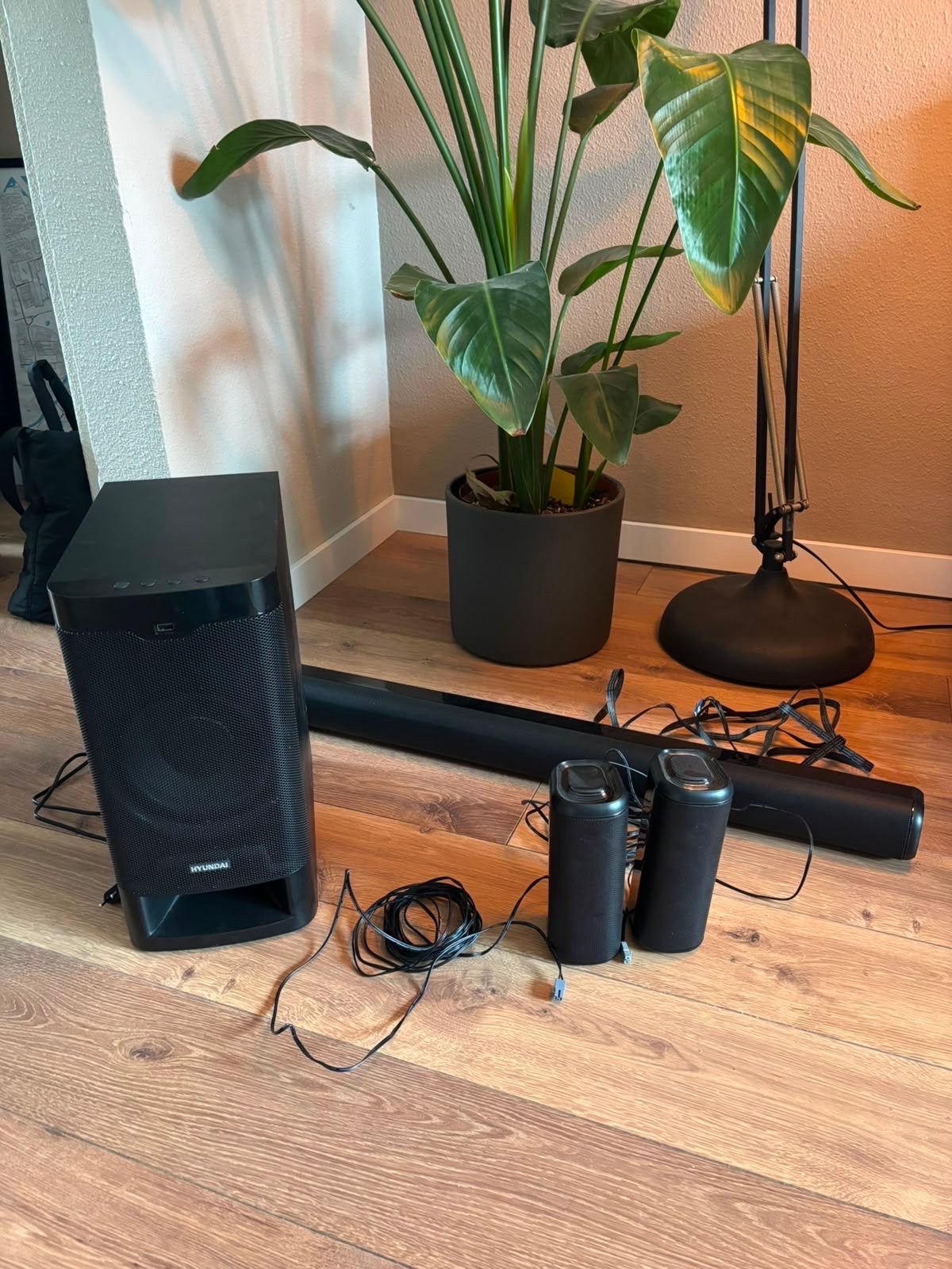 Hyundai Soundbar met Subwoofer en achter speakers, Ophalen, Met externe subwoofer, Zo goed als nieuw