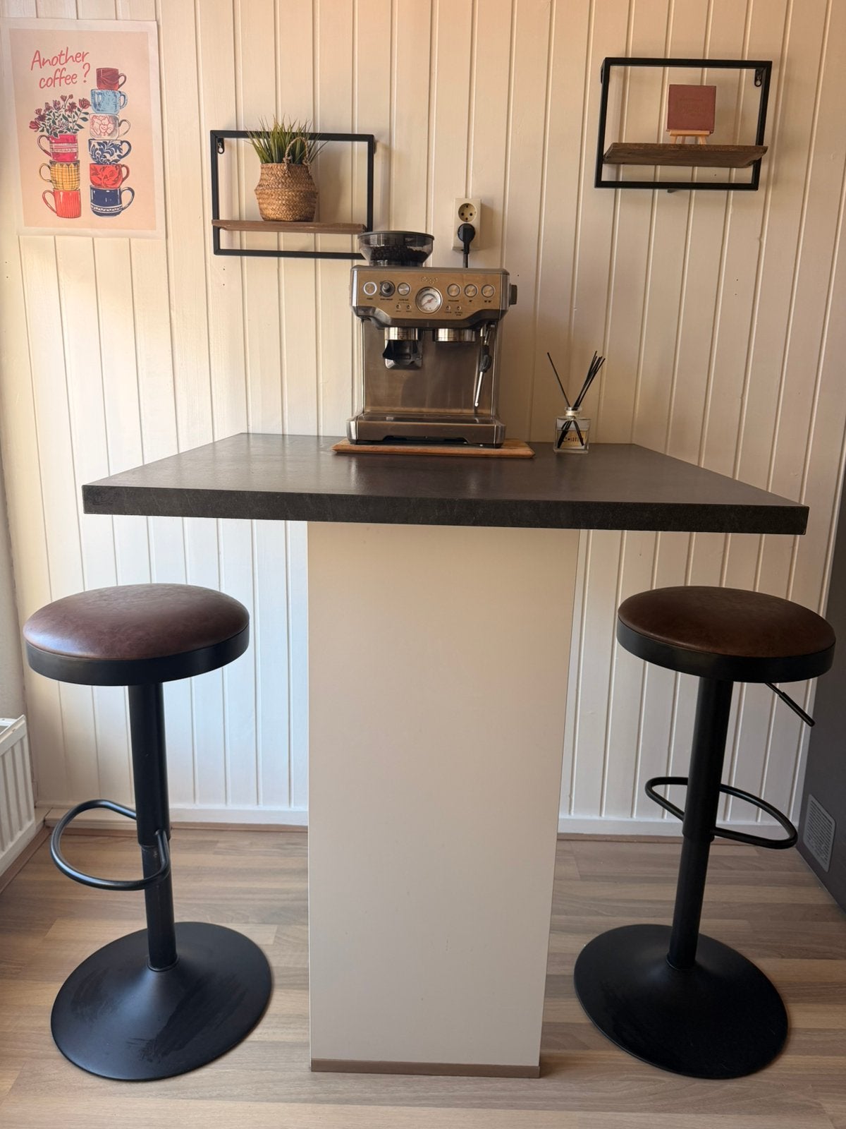 Bar met twee krukken, Ophalen, In hoogte verstelbaar, Zo goed als nieuw