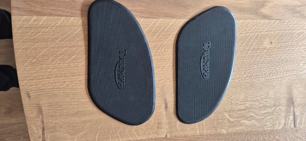 Te koop, een set nieuwe Triumph Knee pads voor benzinetank, Ophalen of Verzenden, Nieuw