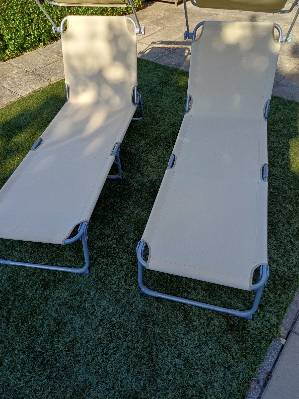 2x Ligbedden met zonnescherm - Gebruikt, Tuin en Terras, Ligbedden, Ophalen of Verzenden, Gebruikt, Metaal, Verstelbaar