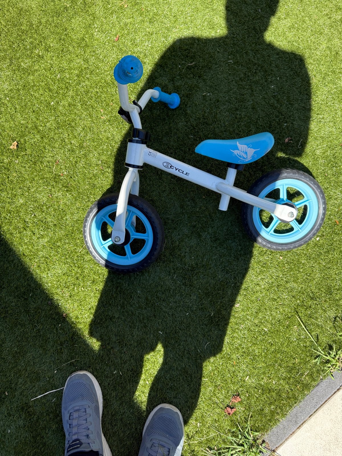 Witte loopfiets met blauwe accenten - Zo goed als nieuw, Ophalen, Zo goed als nieuw, Minder dan 16 inch