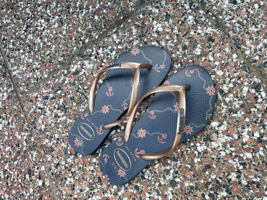 Havaianas slippers met ankerprint en roségouden bandjes, Ophalen of Verzenden, Gedragen, Blauw, Slippers