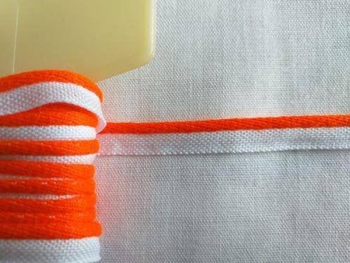 Oranje/creme Paspelband van 1 cm. breed, Ophalen of Verzenden, Nieuw, Lint, Band of Elastiek