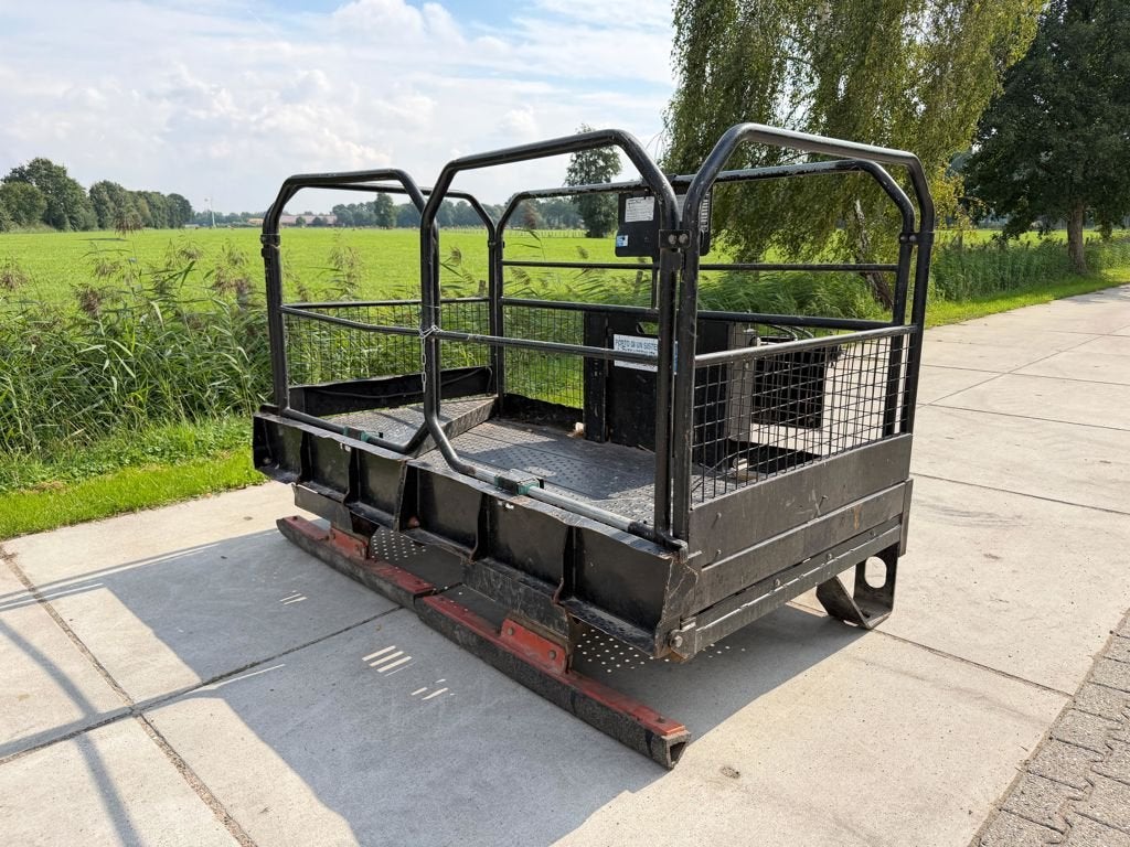 Manitou NC1000 werkbak, Verreiker