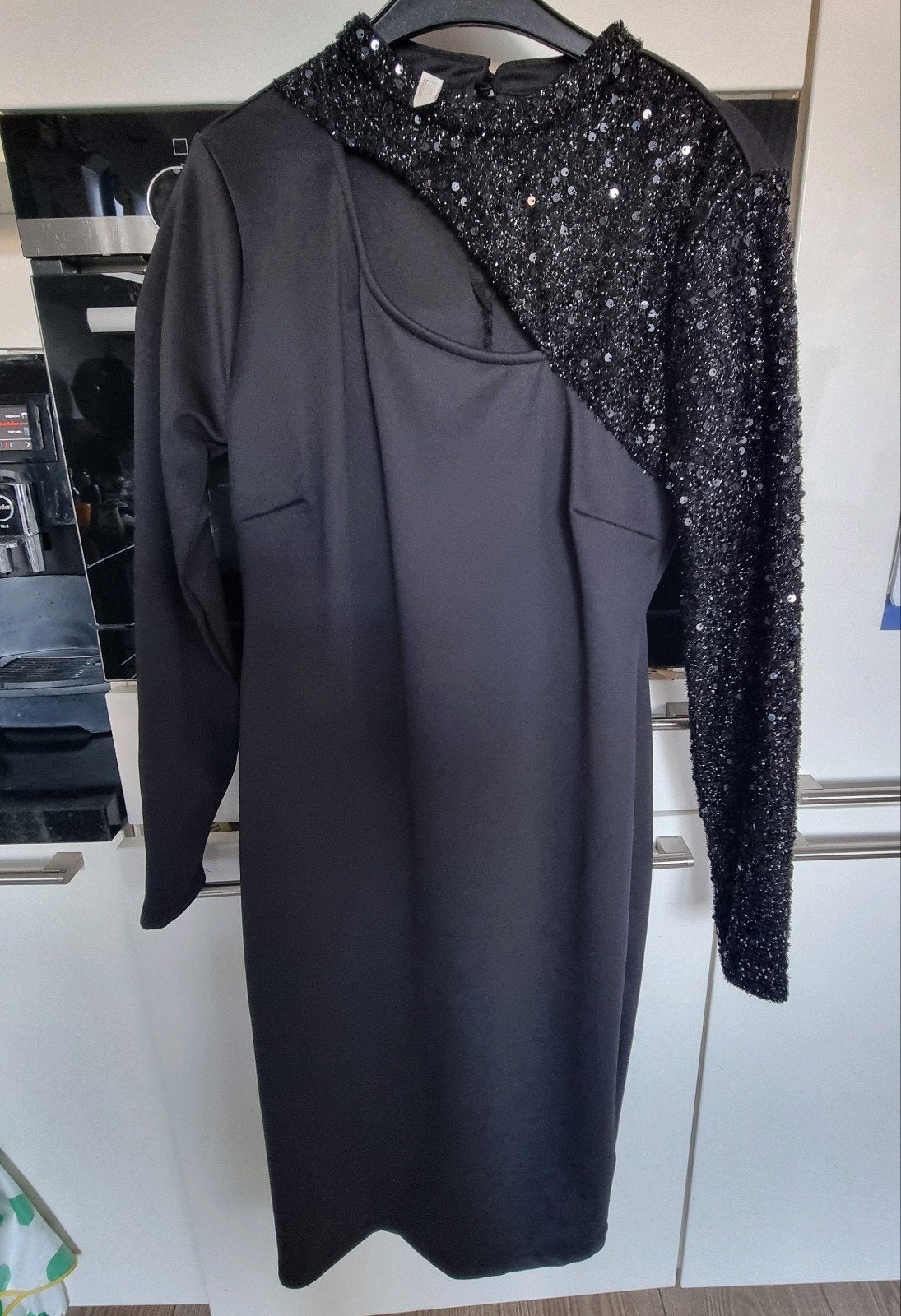 Zwarte jurk met pailletten en open schouder, Zwart, Ophalen of Verzenden, Zo goed als nieuw, Bodyflirt Boutique