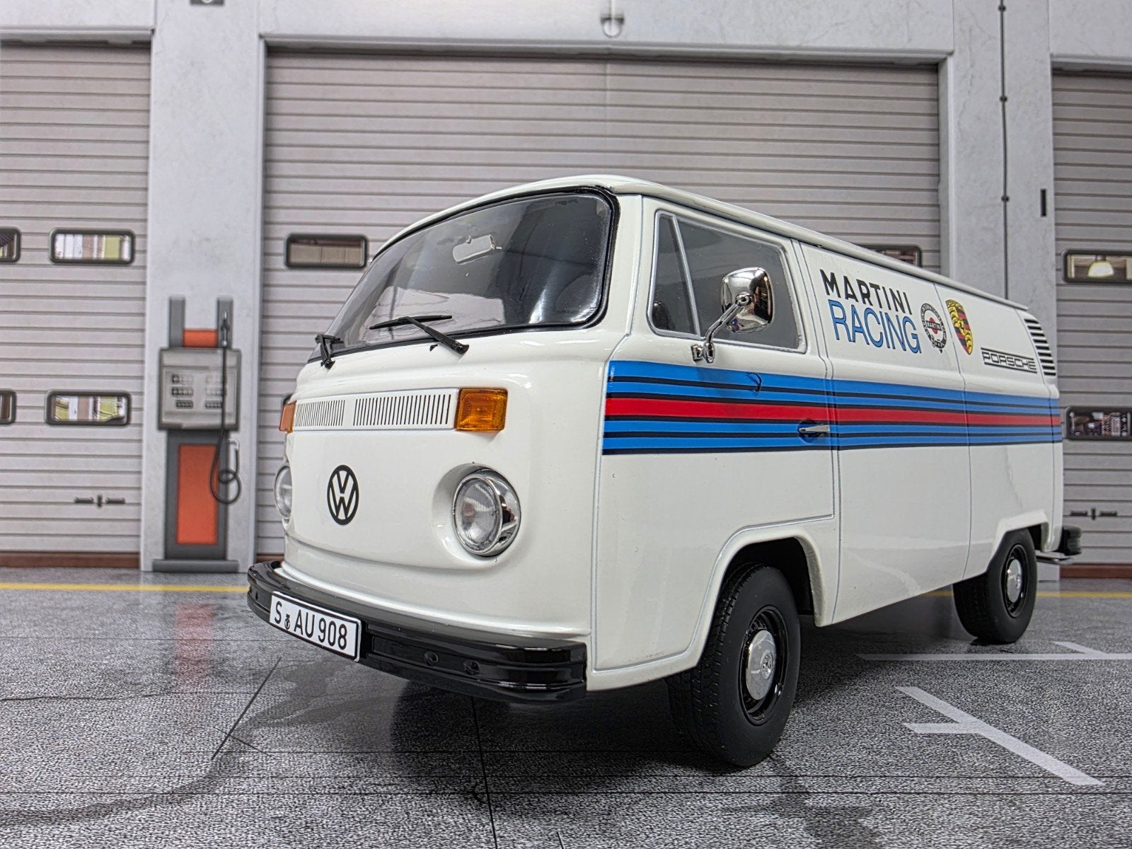 Vw T2B Transporter Porsche Martini Racing 1:18 in OVP, Ophalen of Verzenden, Nieuw, Overige merken