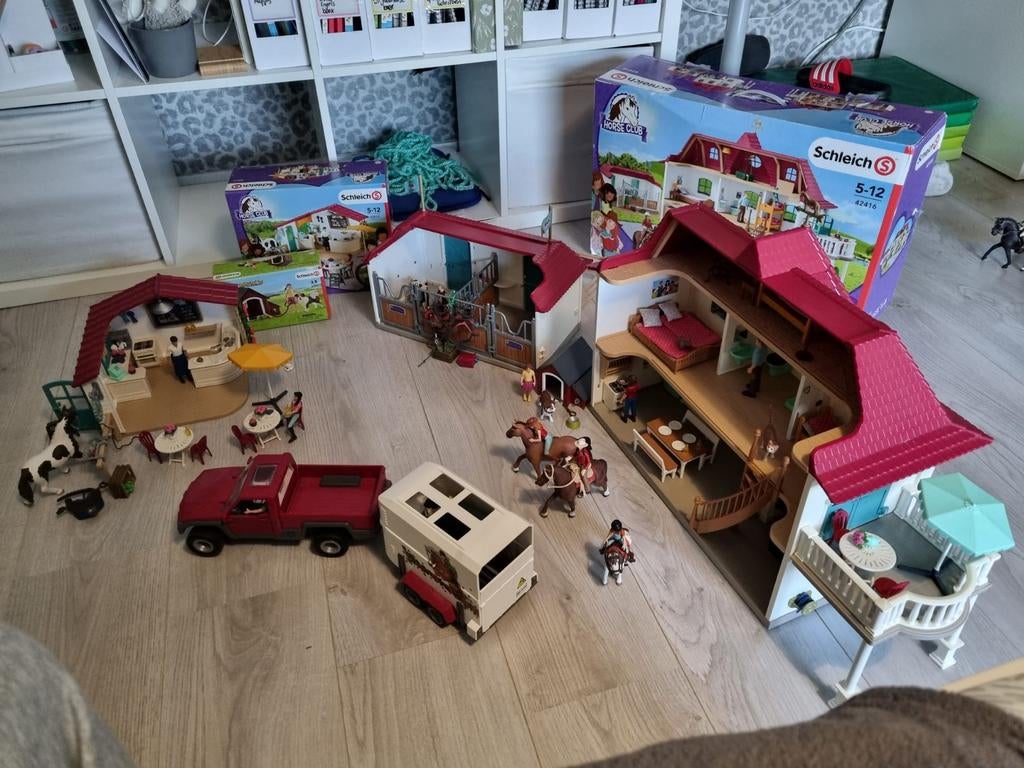 Grote Schleich Horse Club set met huis, stallen en meer, Ophalen, Zo goed als nieuw, Jongen of Meisje