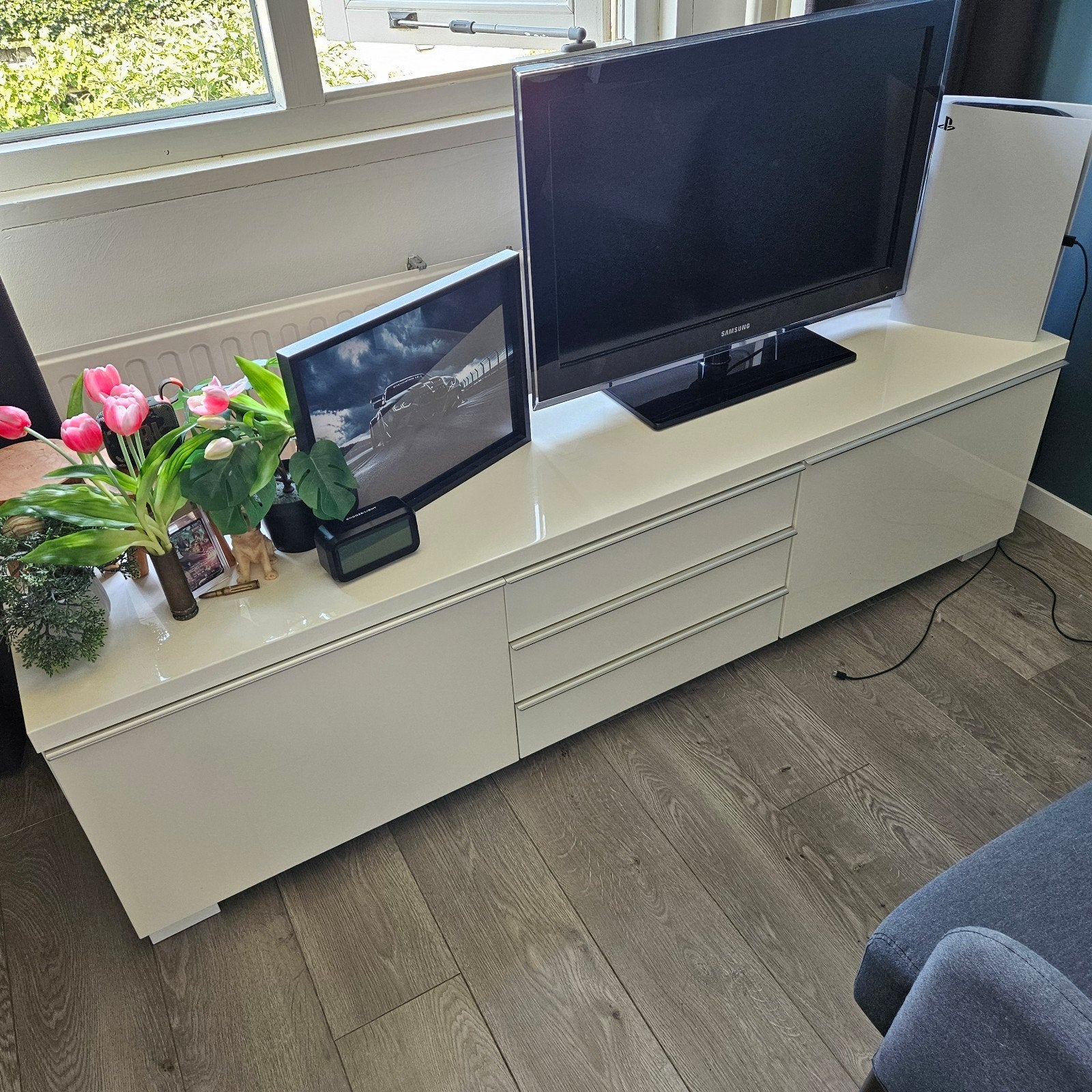 Modern wit tv-meubel met opbergruimte, Huis en Inrichting, Woonaccessoires | Cd- en Dvd-rekken, Ophalen, Overige materialen, Gebruikt