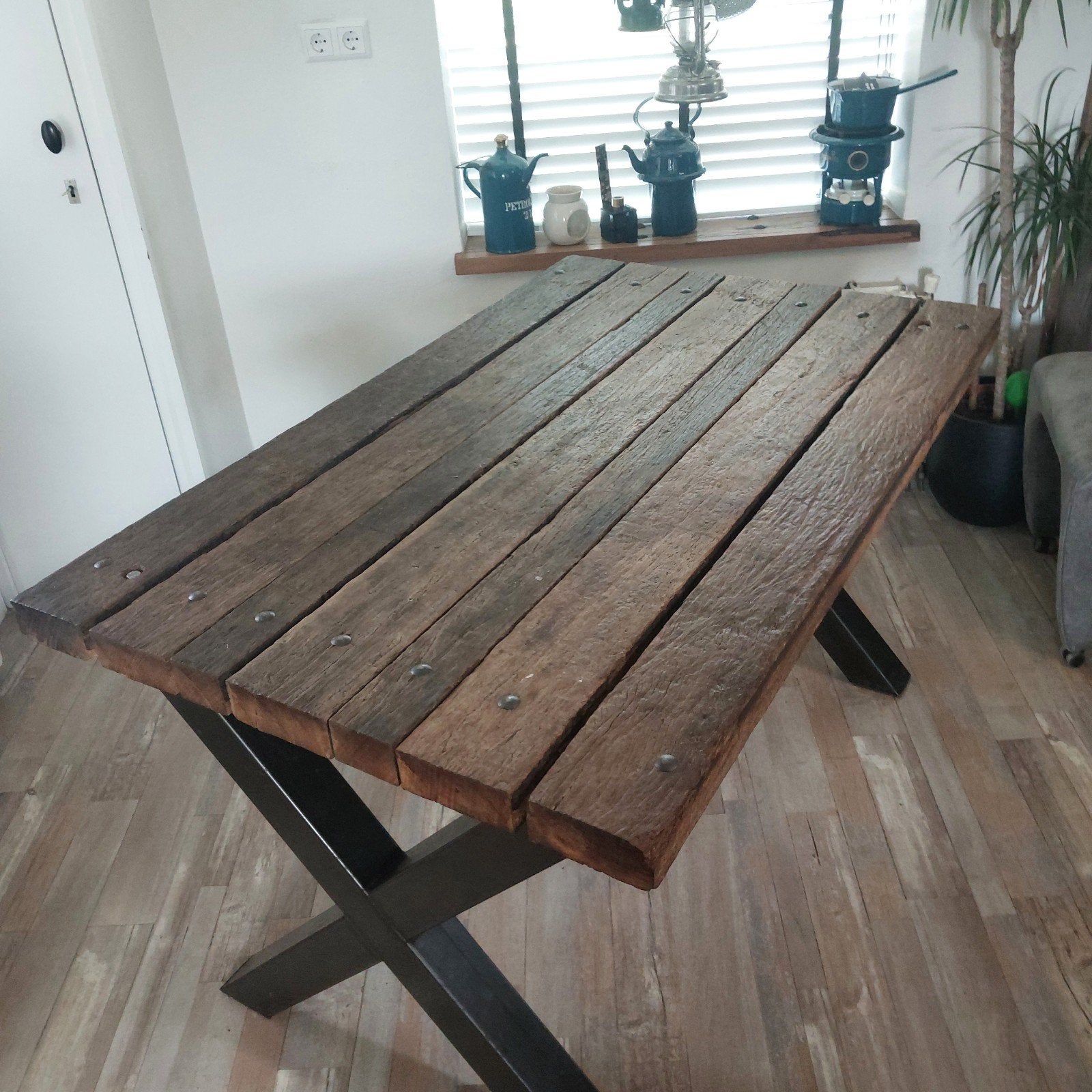 Massief hardhouten tafel met kruispoten, Gebruikt, 100 tot 150 cm, 50 tot 100 cm, Vier personen