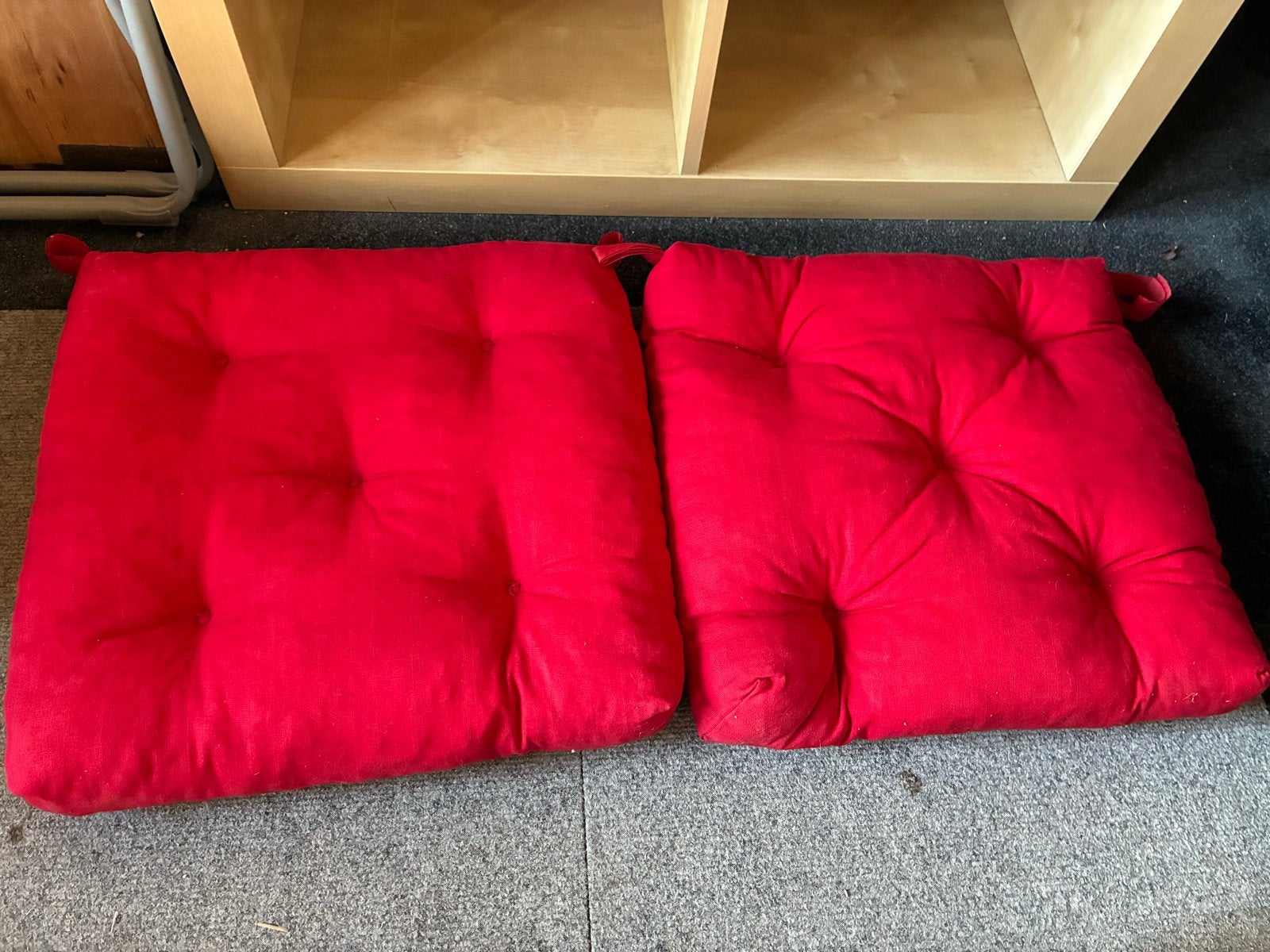 2 rode zitkussens met bevestigingsbandjes, Gebruikt, Vierkant, Ophalen of Verzenden, Met bevestigingsbandjes