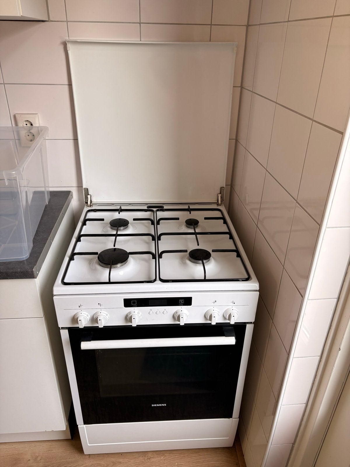 Siemens gasfornuis met oven en 4 pitten - Zo goed als nieuw, Ophalen, 4 kookzones, Zo goed als nieuw, Gas