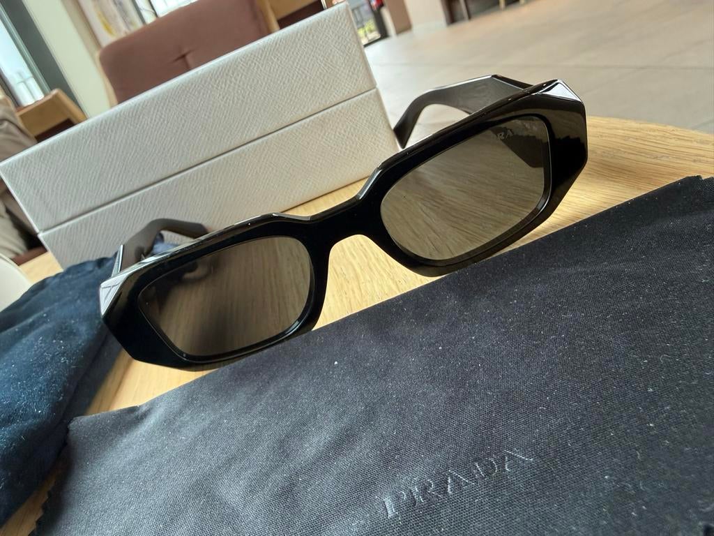 Prada Zonnebril - Ideaal voor festivals en zomerse dagen, Gebruikt, Zonnebril, Prada, Zwart