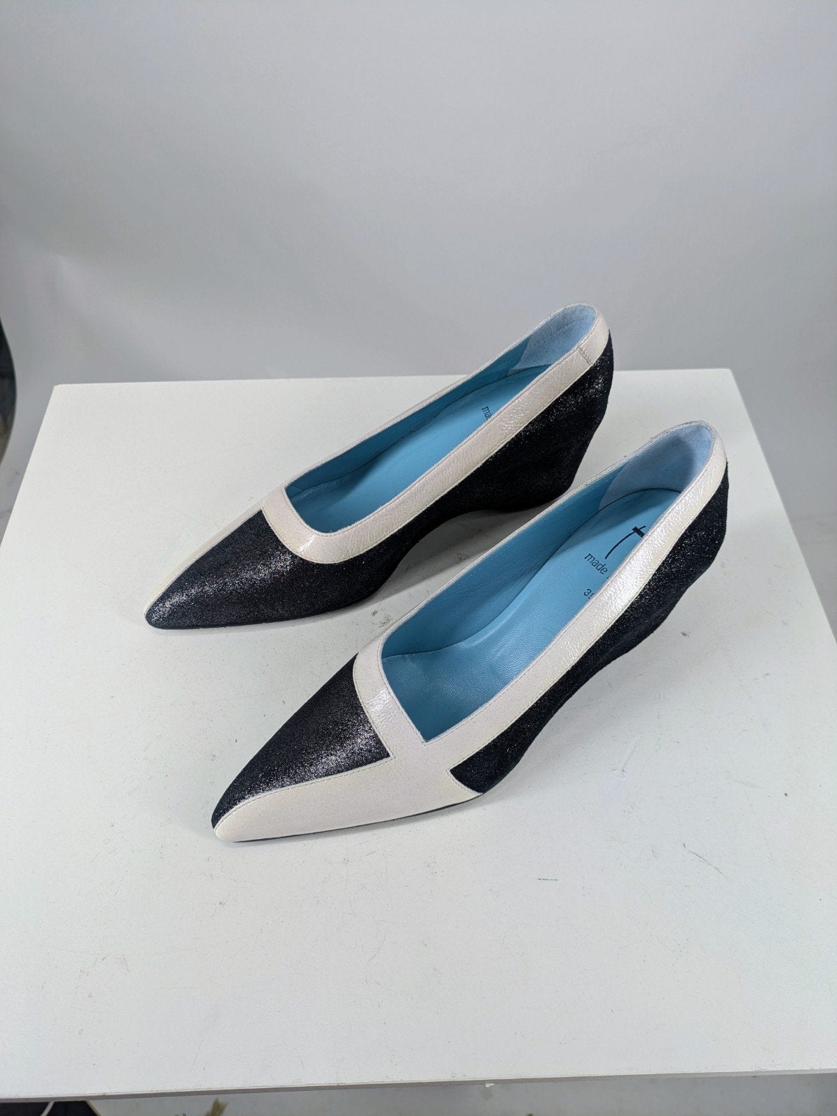 Stijlvolle Zwarte en Crème Pumps van Thierry Rabotin, Thierry Rabotin, Onbekend, Nieuw, Ophalen of Verzenden