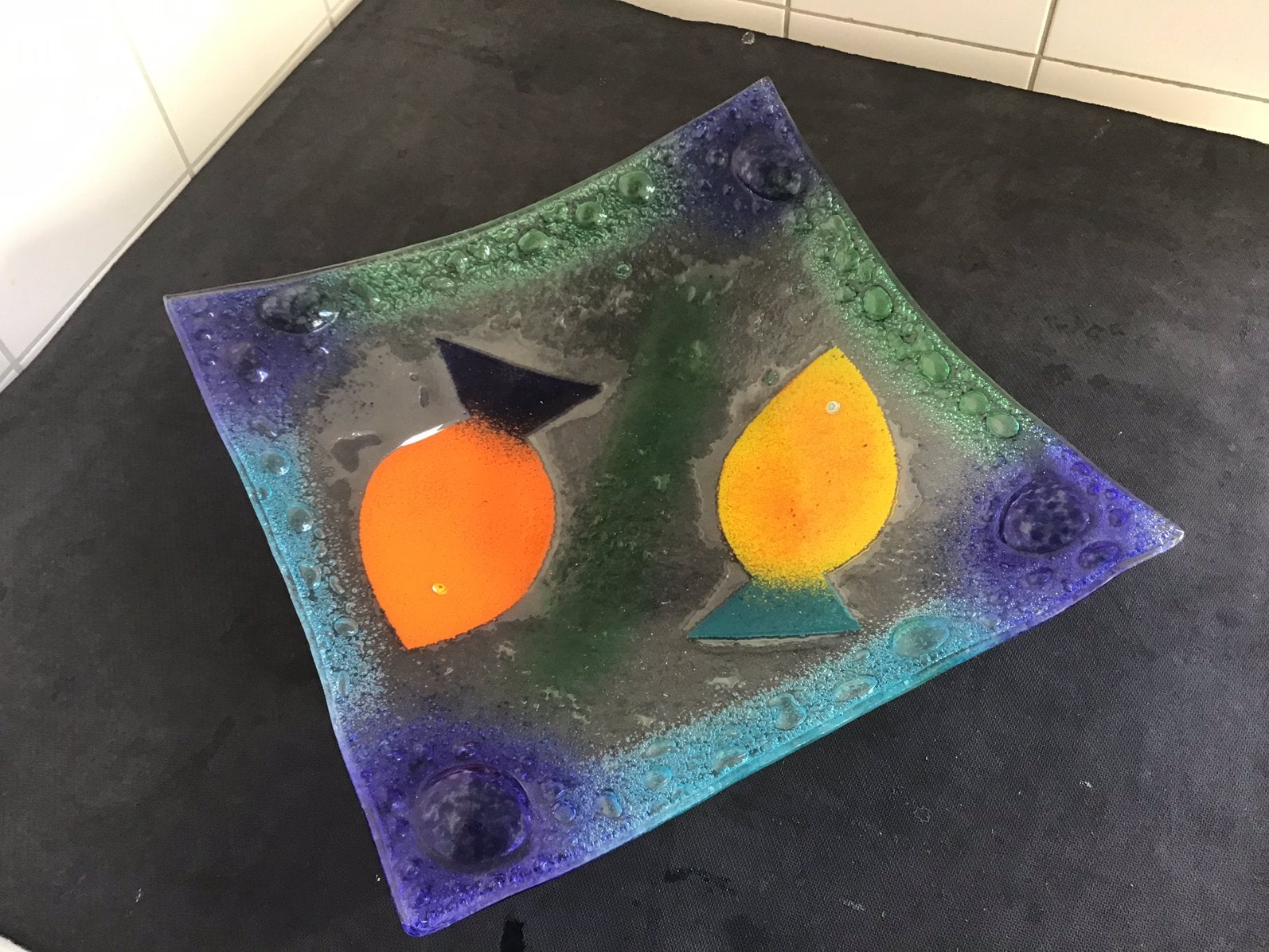 Prachtige glazen schaal met vissen, Antiek en Kunst, Glas, 30 cm, Meerkleurig, Handgemaakt