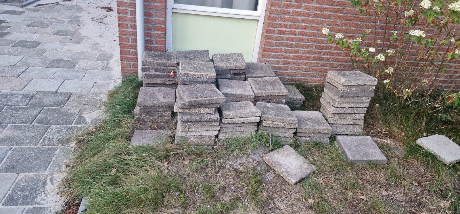 GRATIS trottoir-tegels 30x30 cm, op te halen in Veenwouden, Tuin en Terras, Ophalen