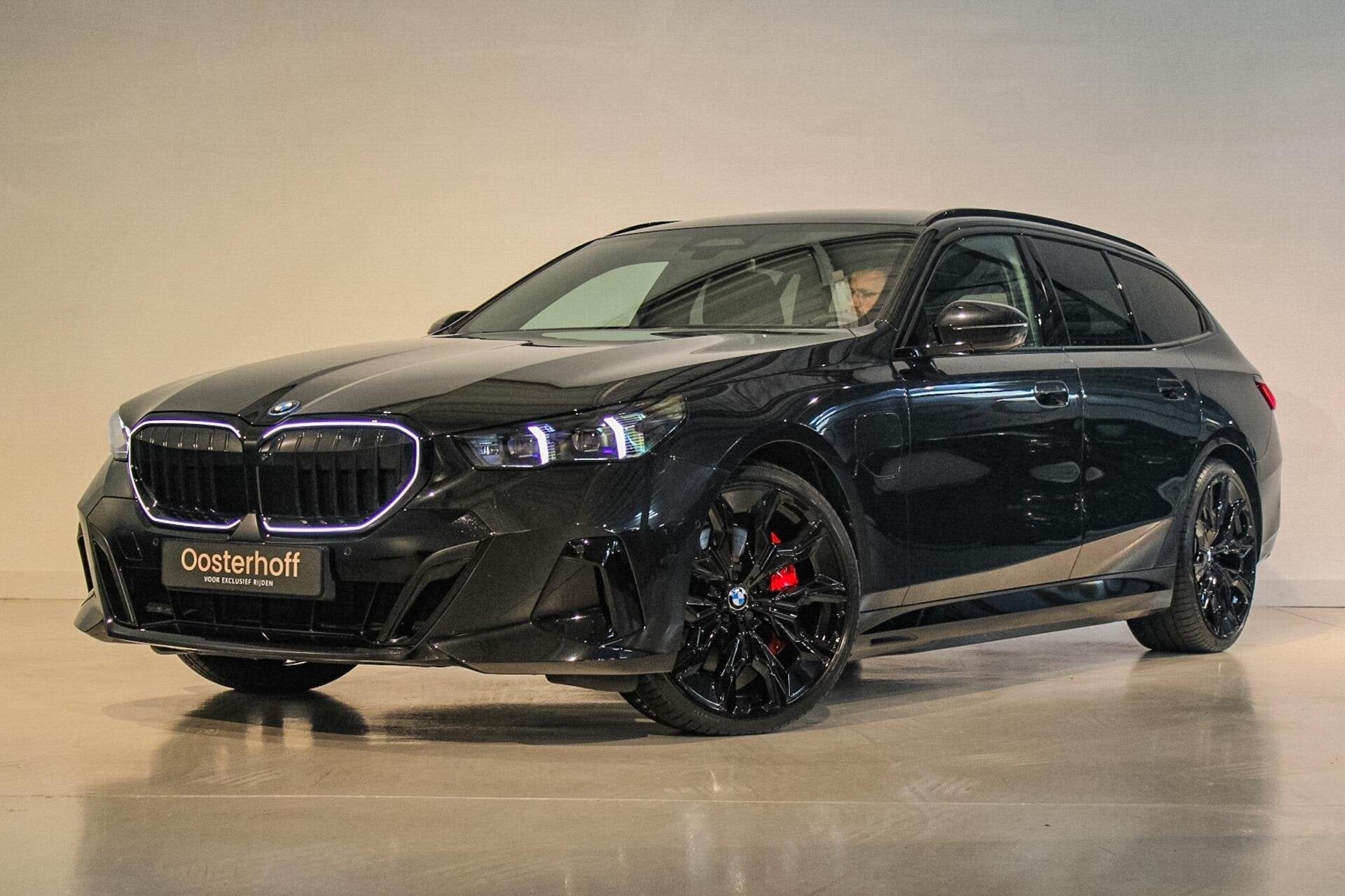 BMW 5-serie Touring 550e xDrive M-sport Pro PANO | B&W, Auto's, Automaat, Dealer onderhouden, Gebruikt, Zwart