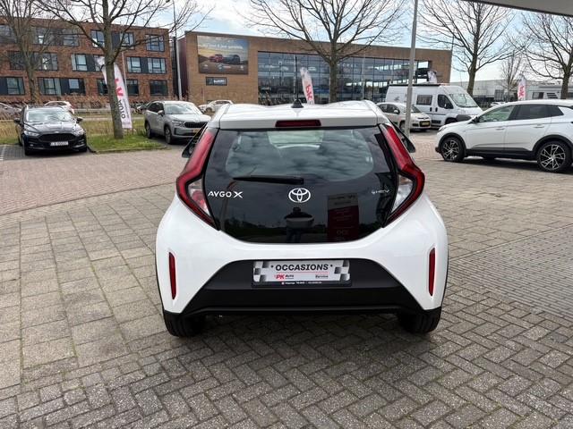 Toyota Aygo X Hybrid | Navi | Cruise | Camera | 16 km Nieuwe, 12 maanden, Stof, Gebruikt, 4 stoelen