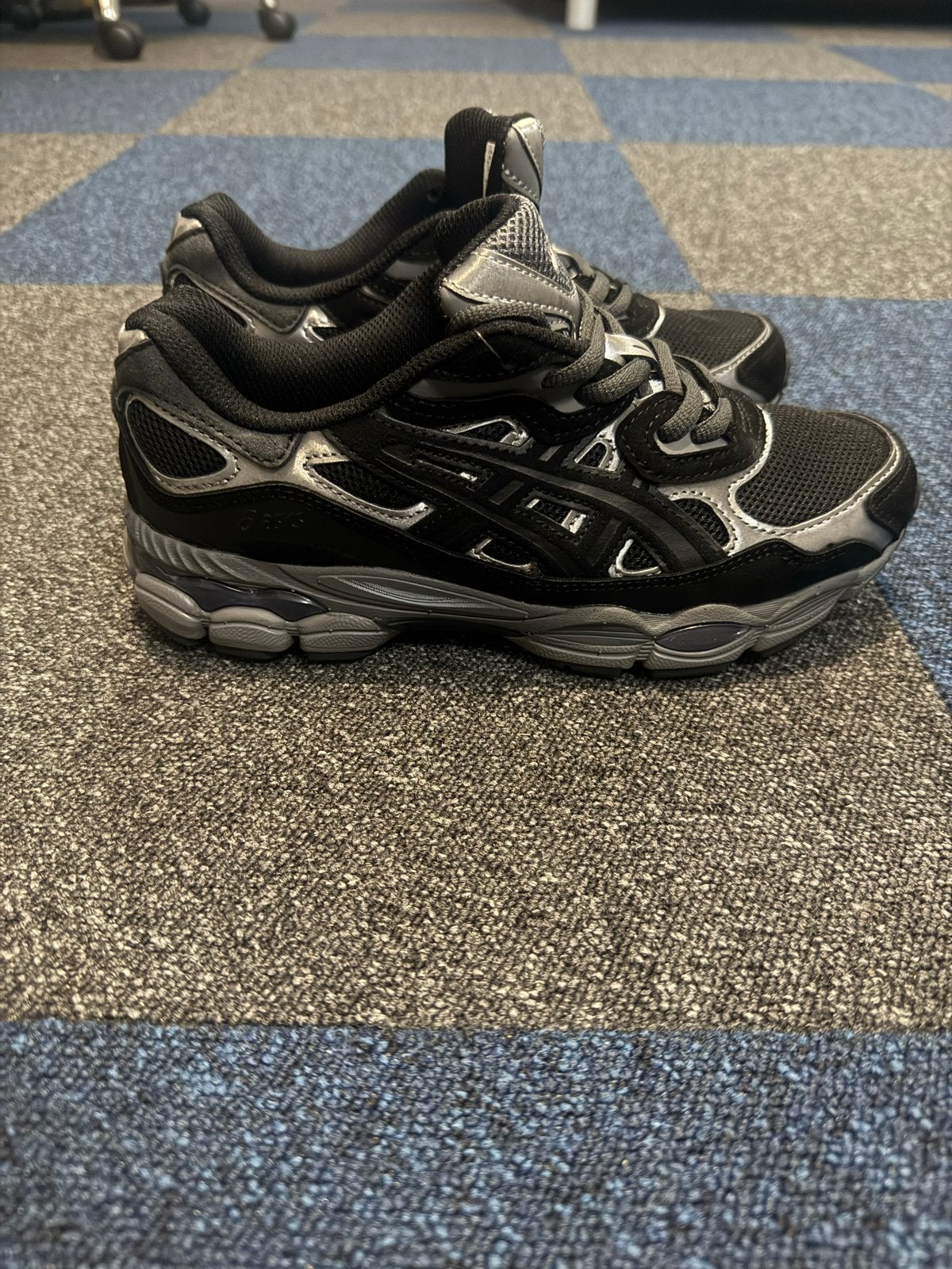 ASICS NYC gel Sneakers Zwart/Zilver - Zo goed als nieu, Ophalen of Verzenden, Zo goed als nieuw, Zwart, Sneakers of Gympen