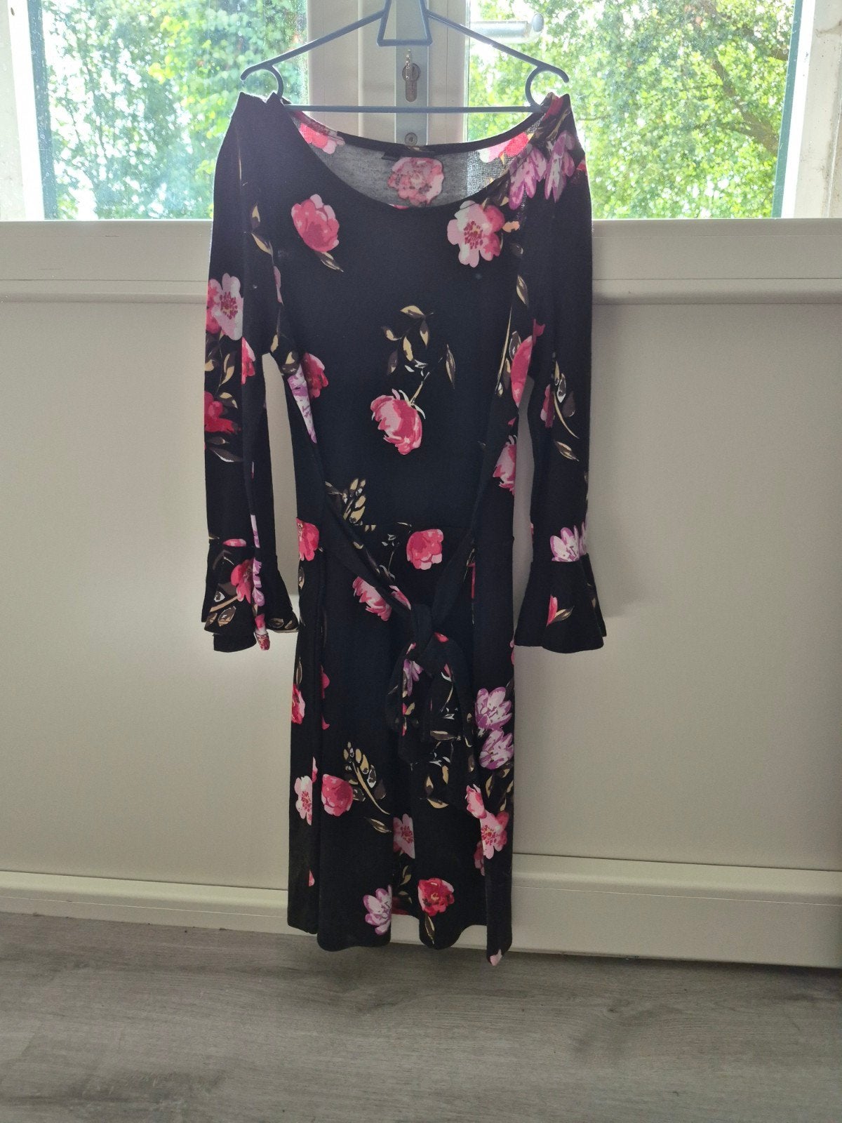 prachtige nieuwe jurk maat 36/38, Kleding | Dames, Zwart, Nieuw, Ophalen of Verzenden, Knielengte