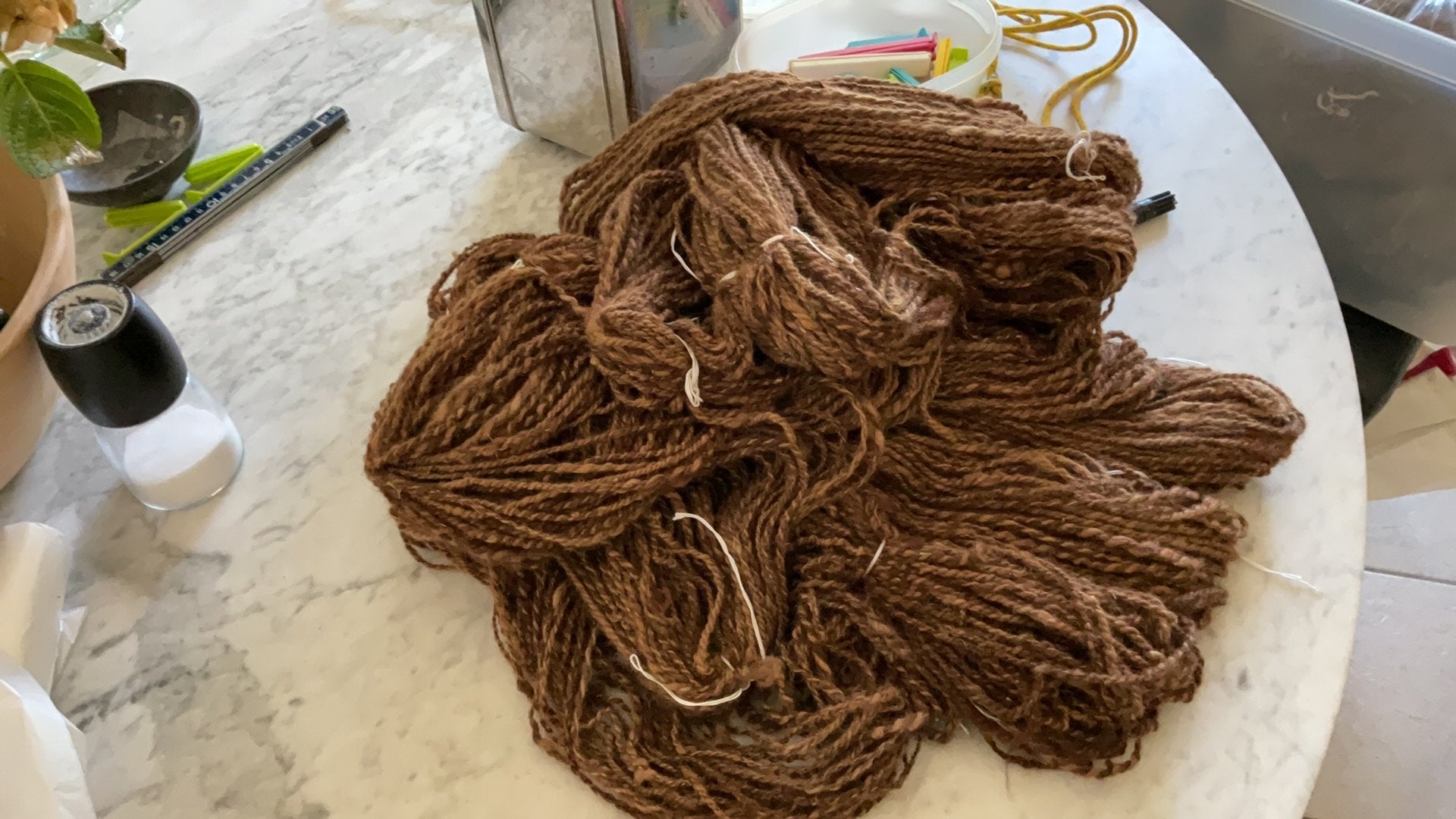 950 gram handgesponnen licht en donker bruin gemeleerd, Ophalen of Verzenden, Spinwol