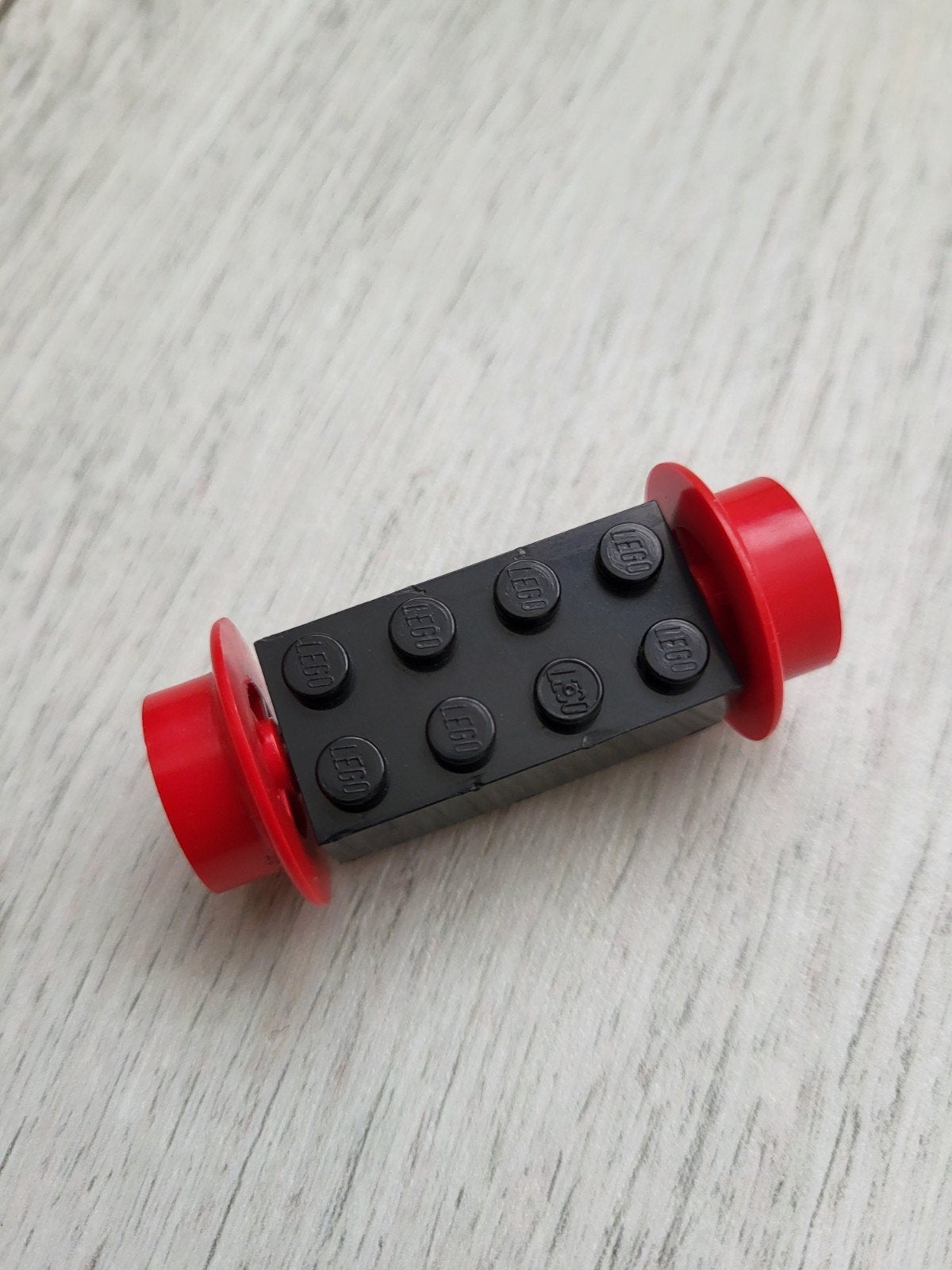 Lego trein wagon wielen Rood met vast zwart as blokje 4x2x1, Ophalen of Verzenden, Gebruikt, Losse stenen, Lego