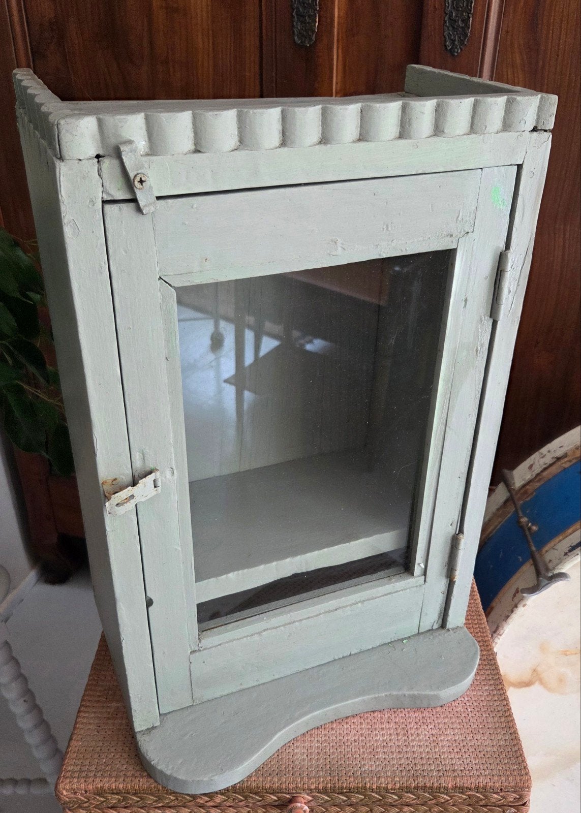 Stevig Brocante houten oud Frans vitrinekastje hang kastje, Ophalen