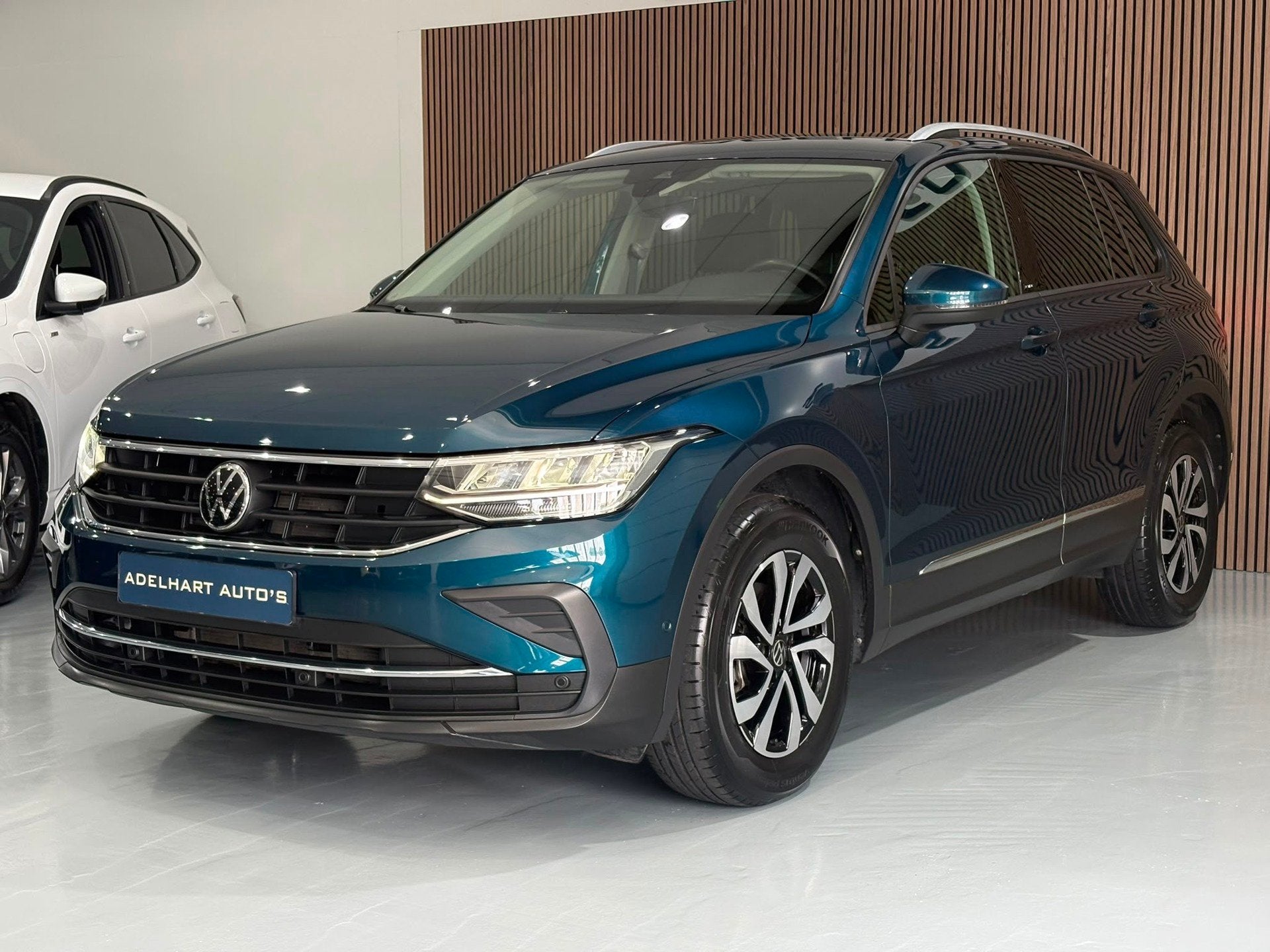 Volkswagen Tiguan 1.5 TSI Elegance Automaat / Navigatie full, 15 km/l, 4 cilinders, 150 pk, Blauw