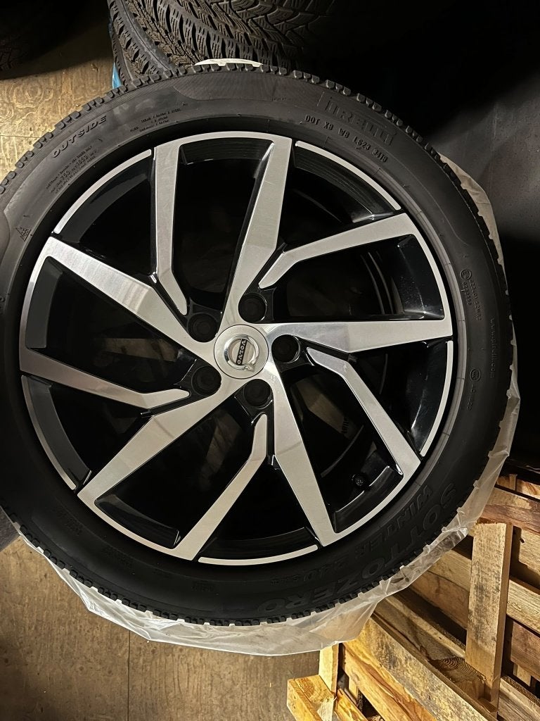 Originele Volvo 18 inch velg + Pirelli winterband (R-design), Ophalen, 18 inch, Gebruikt, Velg(en)