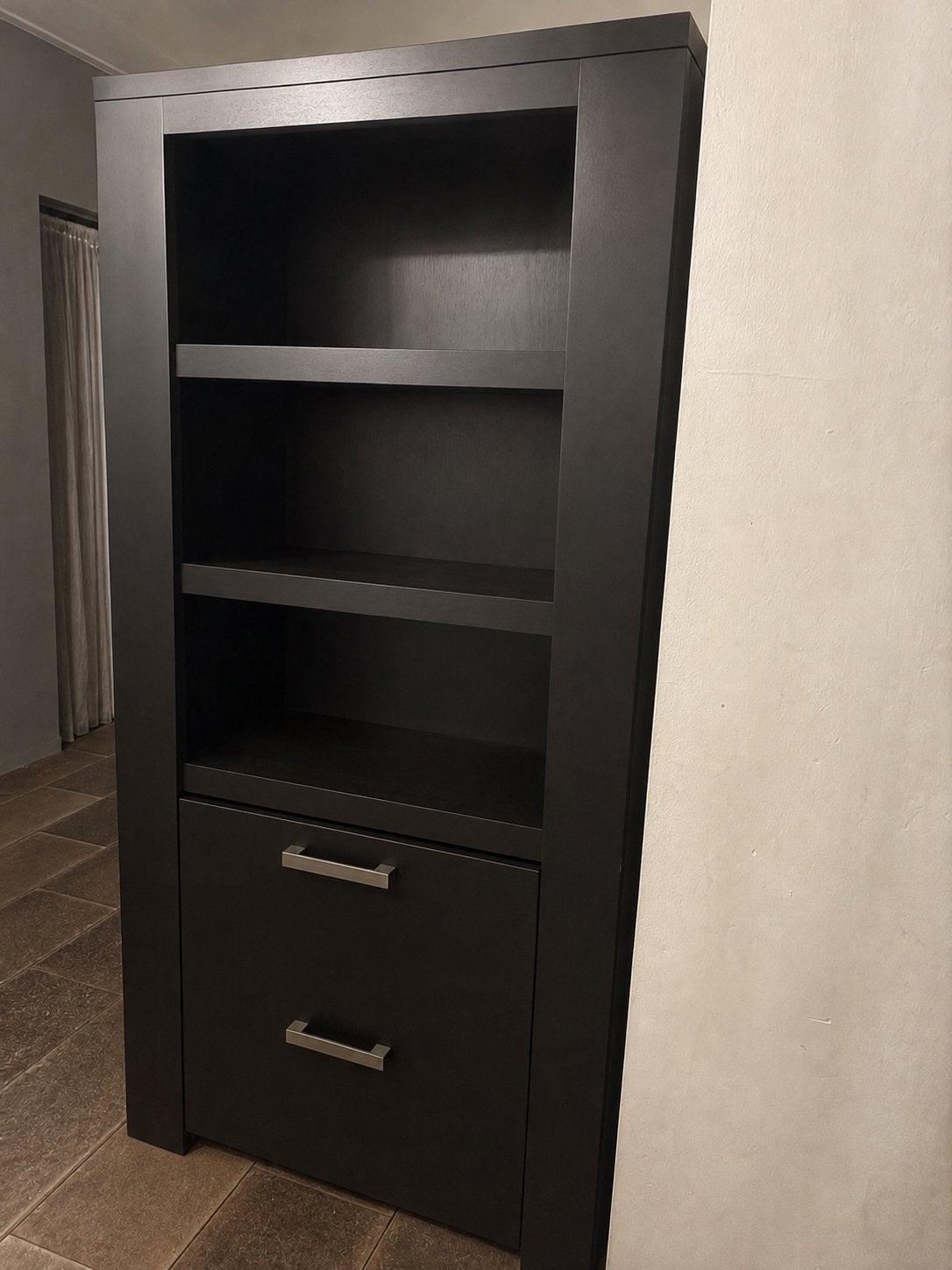 Zwarte kast met lades en planken, Huis en Inrichting, Kasten | Boekenkasten, Minder dan 50 cm, Gebruikt, Ophalen of Verzenden