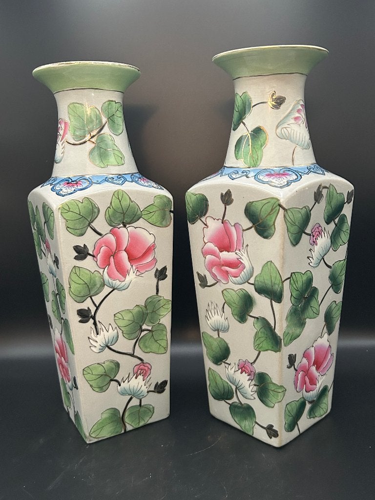 Mooi stel oude antieke vazen, Chinees porselein met goudverf, Ophalen