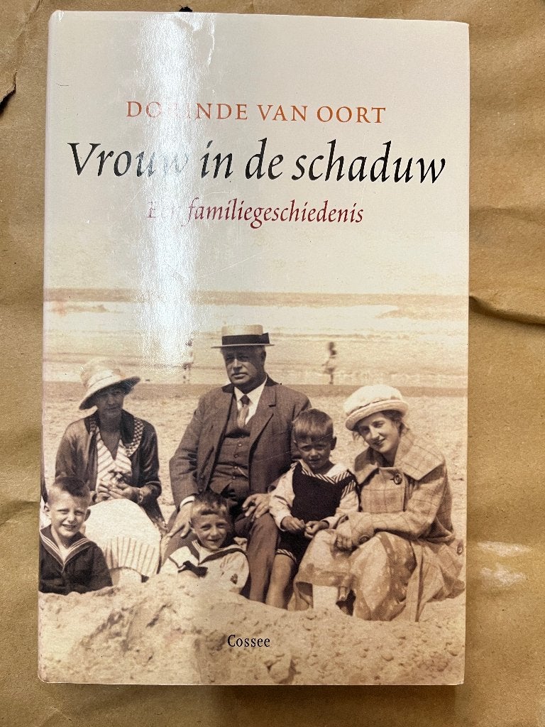 boek: Vrouw in de schaduw,	Dorinde van Oort, Ophalen of Verzenden, Zo goed als nieuw, Dorinde van Oort, Nederland