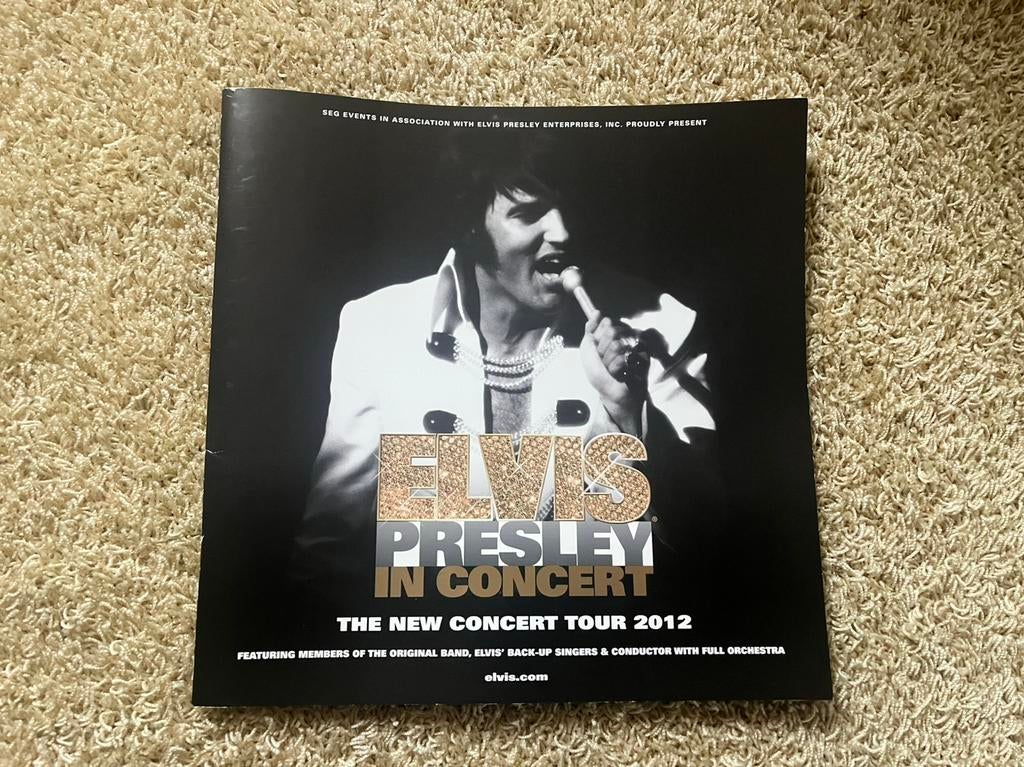 Elvis Presley In Concert: The New Concert Tour 2012, Ophalen of Verzenden, Zo goed als nieuw, Boek, Tijdschrift of Artikel