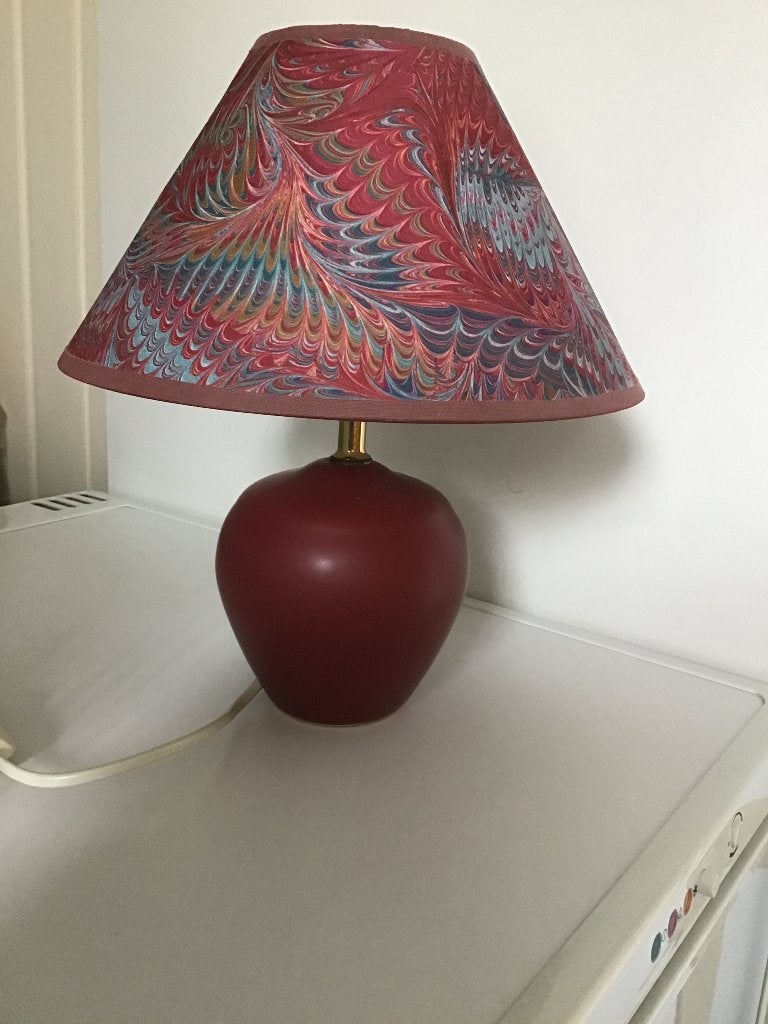 Bordeaurode schemerlamp met keramiek voet, Steen/keramiek, Gebruikt, Overige merken, 30 cm