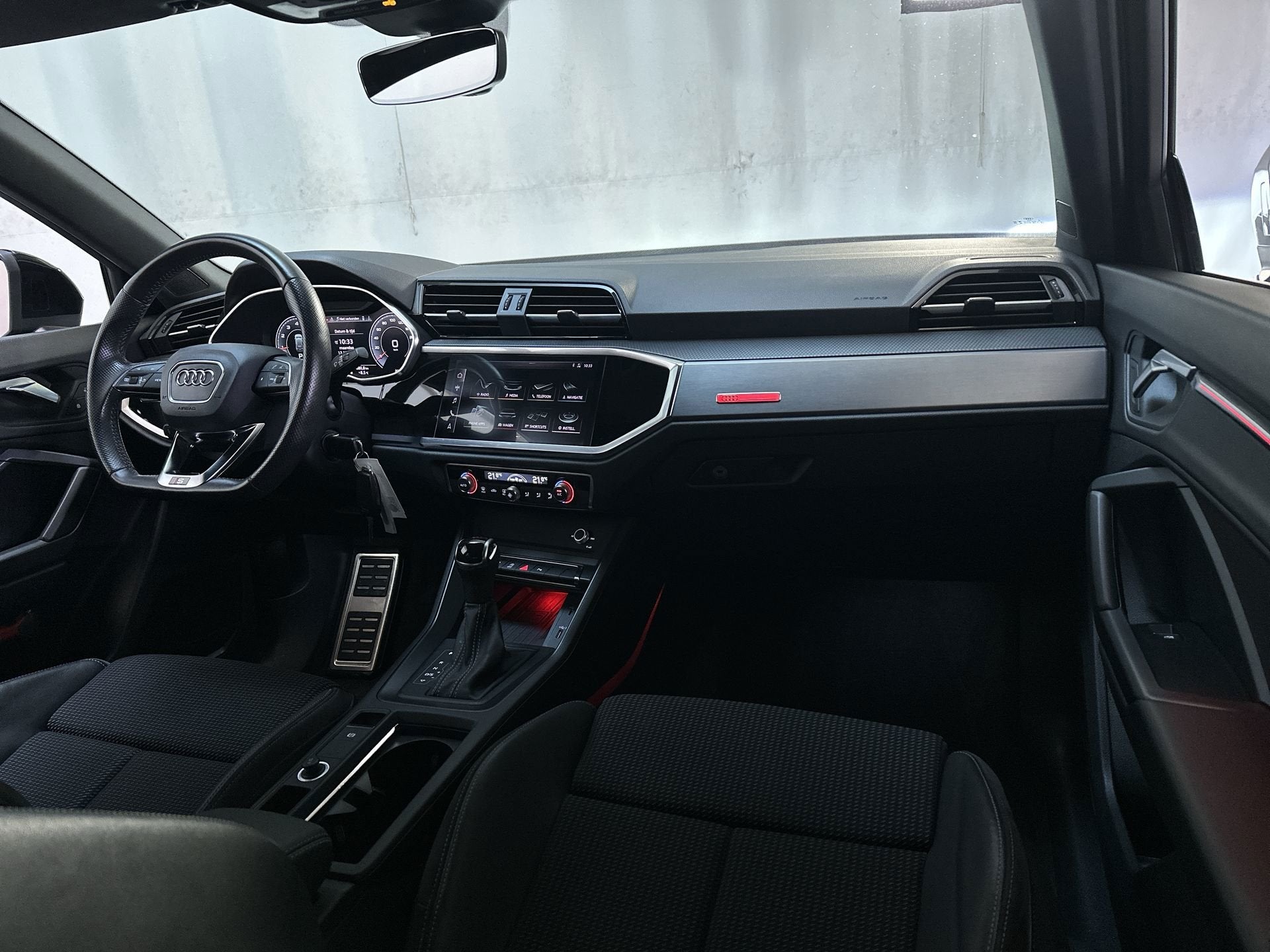 Audi Q3 35 TFSI S Line Virtual Cockpit Sfeerverlichting Lede, Dealer onderhouden, 4 cilinders, Zwart, Origineel Nederlands