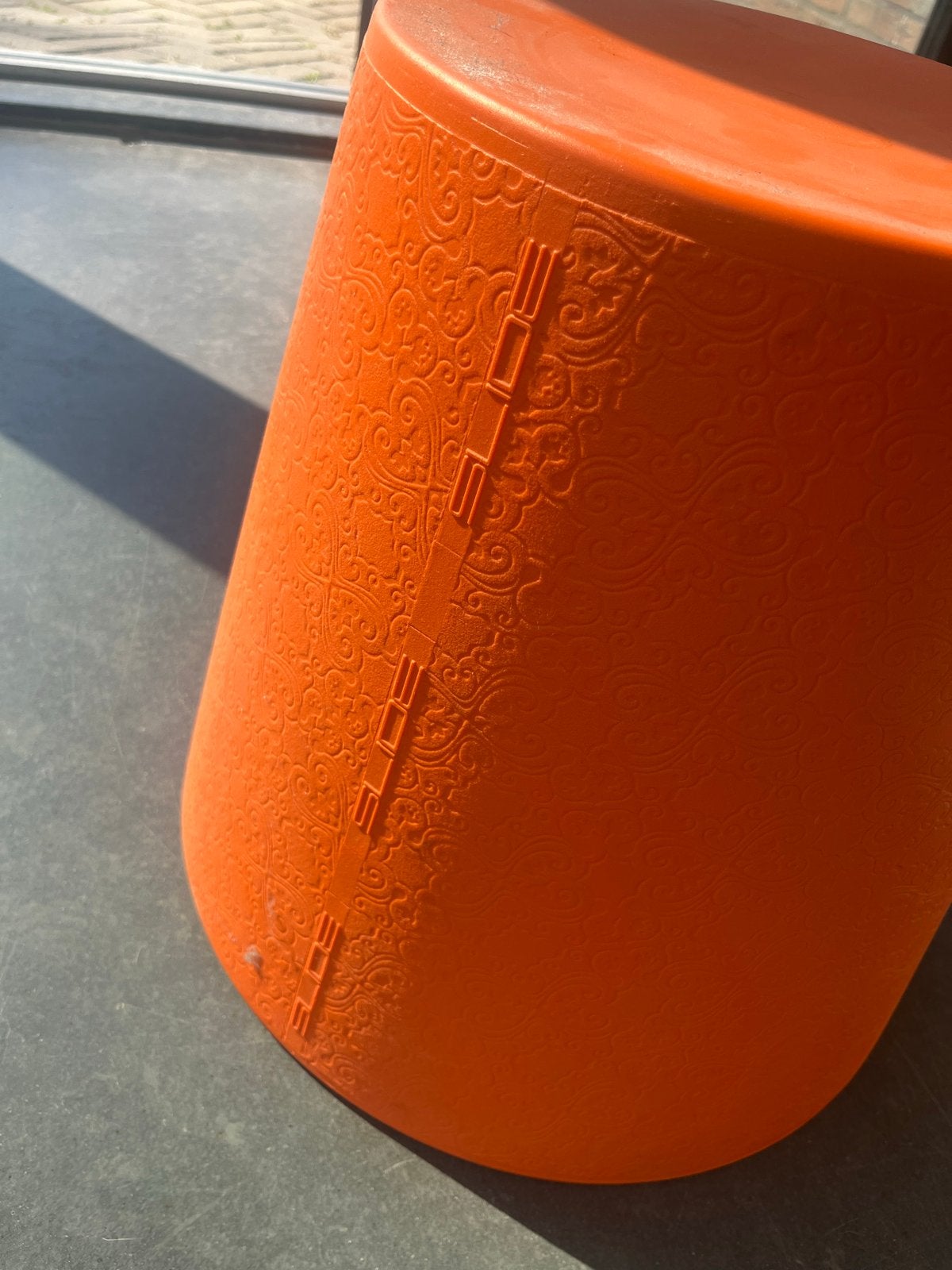 Oranje kruk/bijzettafel met reliëf, Alibaba van Slide, Ophalen, Gebruikt, Kunststof