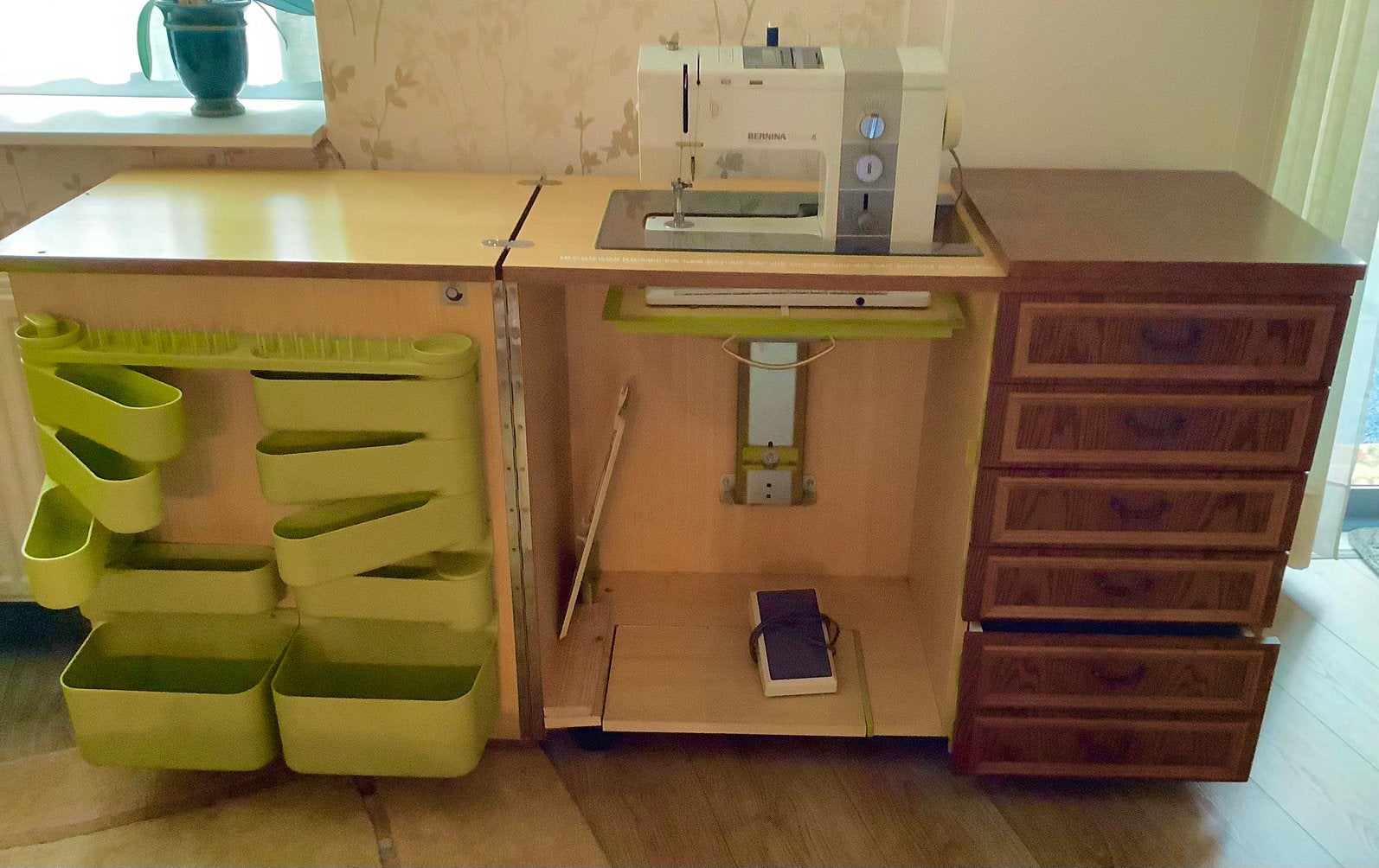 Naaimachine met bijbehoorende naaimachine-meubel, Ophalen