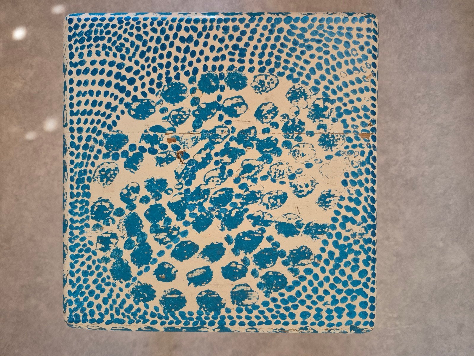 lieflijk vierkant krukje wit en metallicblauw, Ophalen, Gebruikt, Hout