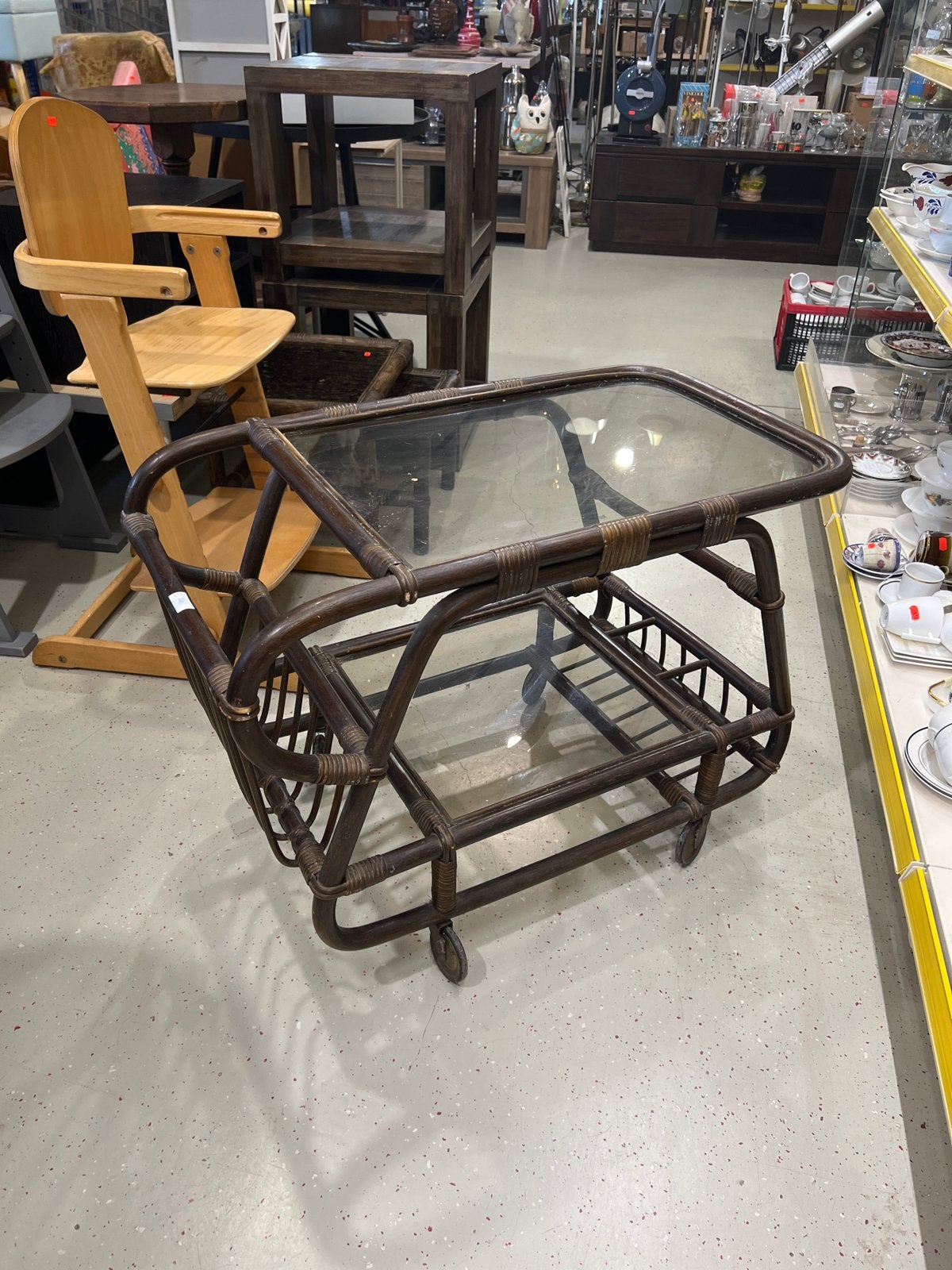 Vintage rotan serveerwagen met glasplaat en wielen, Huis en Inrichting, Ophalen, Minder dan 50 cm, Gebruikt, 50 tot 100 cm