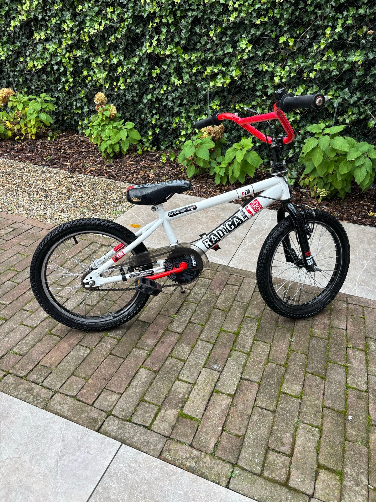 BMX Radical 18 inch - Wit/Rood, Ophalen, Staal, Velgrem, Voetsteunen