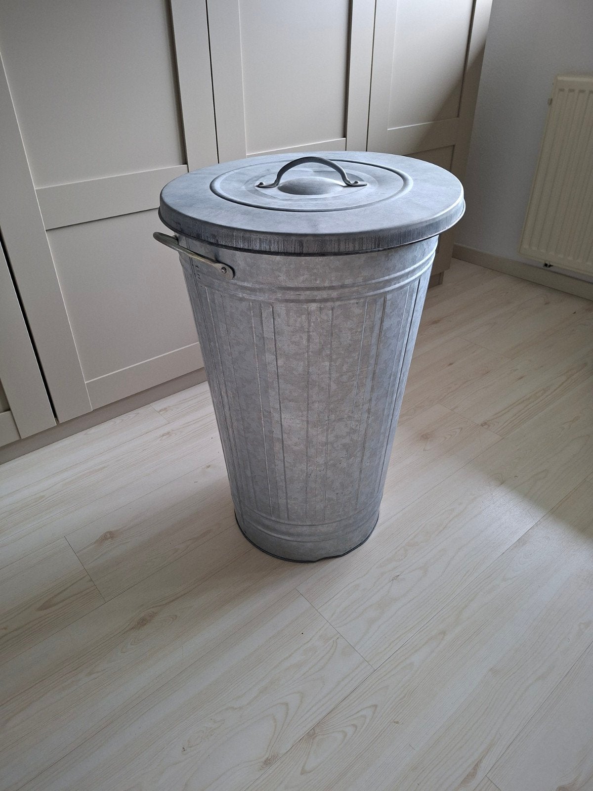 Grote metalen opbergton \ afvalemmer met deksel, Gebruikt, 40 liter of meer, Ophalen of Verzenden, Metaal