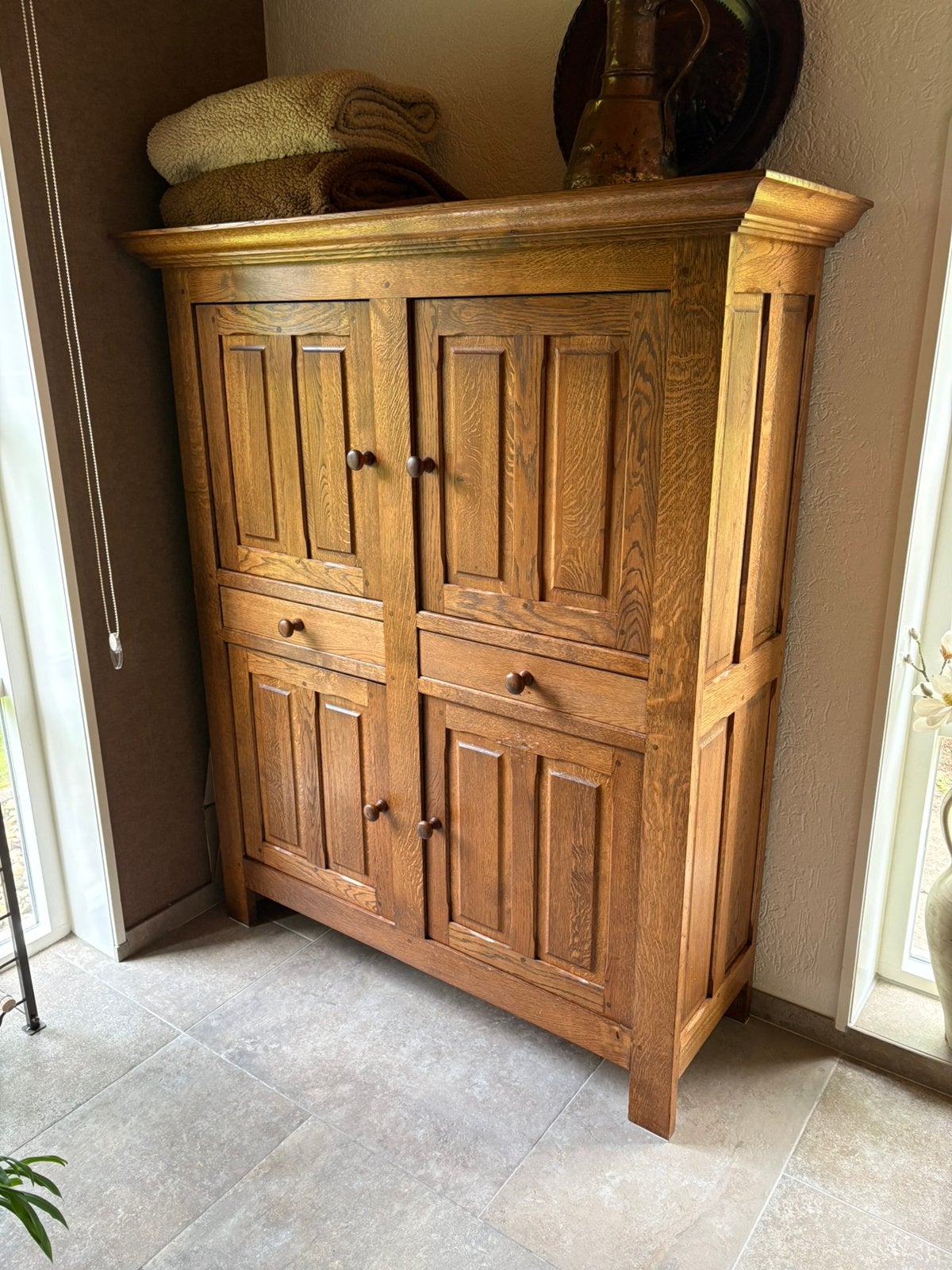 Eikenhouten kast met 4 kastdeuren en 2 lades, Huis en Inrichting, Kasten | Buffetkasten, Ophalen, 100 tot 150 cm, Eikenhout, Zo goed als nieuw