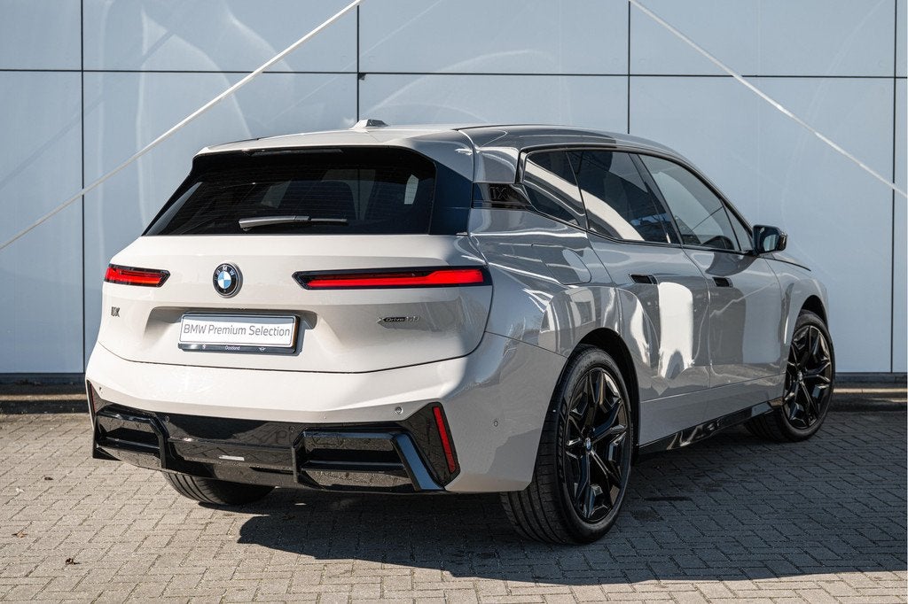 BMW iX xDrive60 M Sport / Trekhaak / Comfort Access / Soft-C, Auto's, BMW, Automaat, Met garantie (alle), Vierwielaandrijving