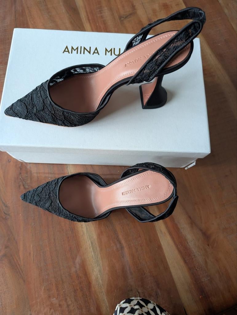 Nieuwe Amina Muaddi hakken, maat 38.5/39, Kleding | Dames, Schoenen, Ophalen of Verzenden, Nieuw, Zwart