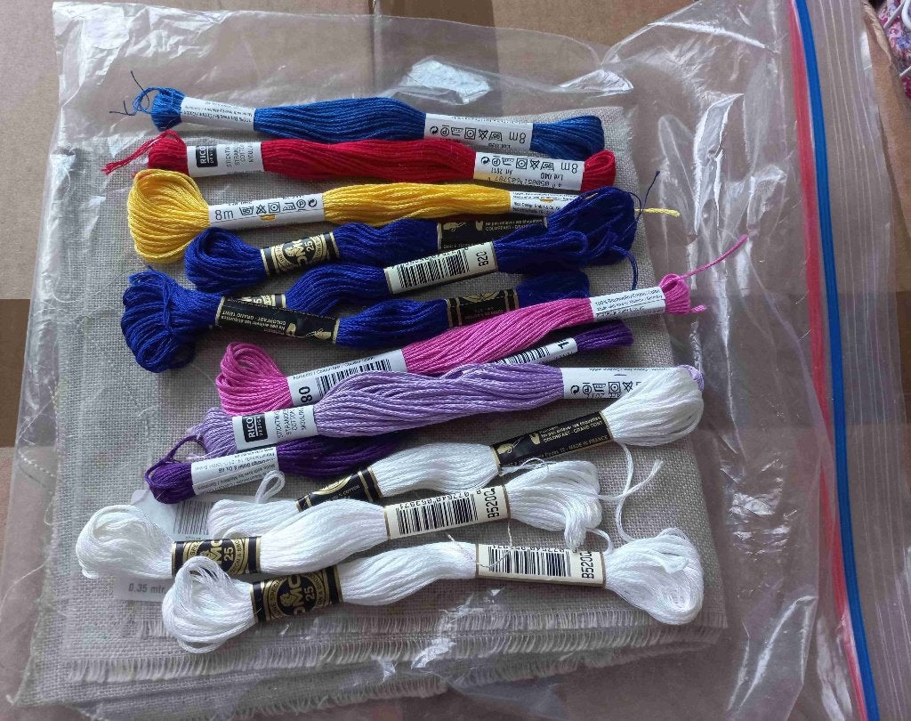 Nieuw linnen borduurstof met bijbehorende garen, Hobby en Vrije tijd, Borduren en Borduurmachines, Ophalen of Verzenden, Nieuw