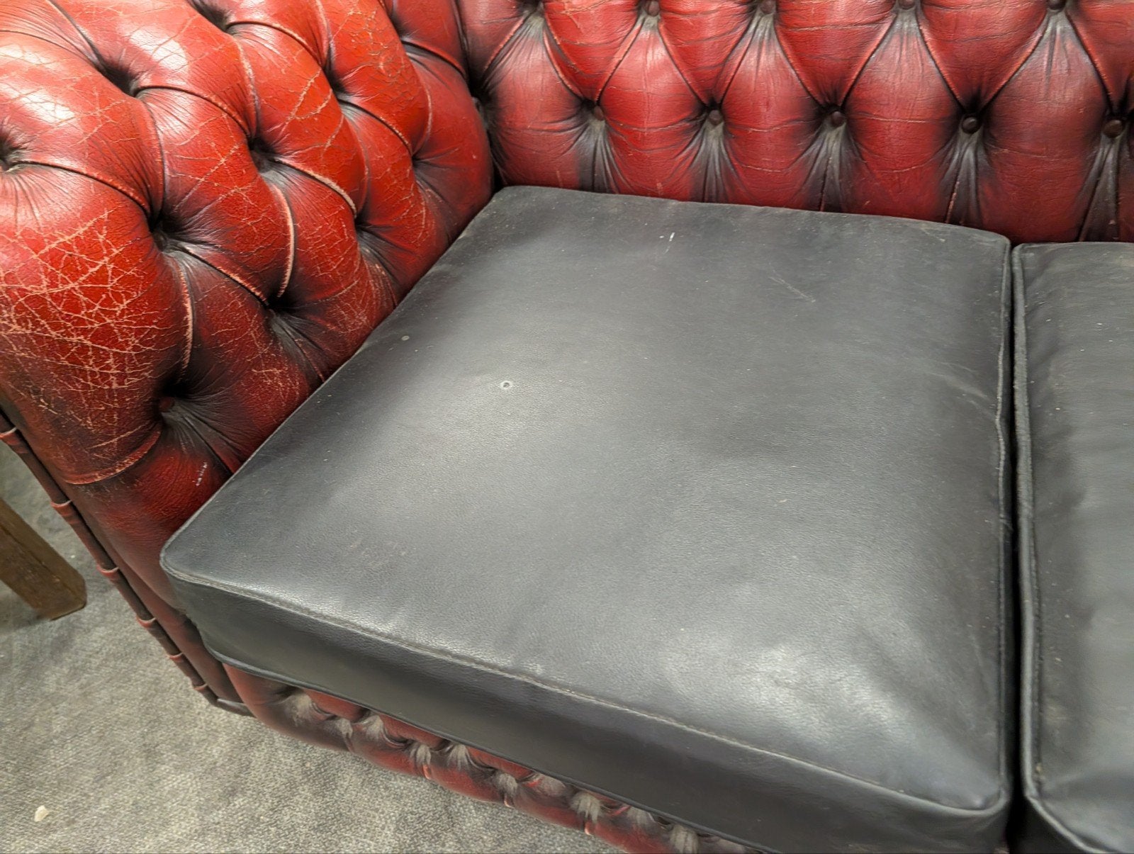 Vintage Chesterfield bank - Rood leer met zwarte kussens, Gebruikt, Vintage Chesterfield, 150 tot 200 cm, Tweepersoons