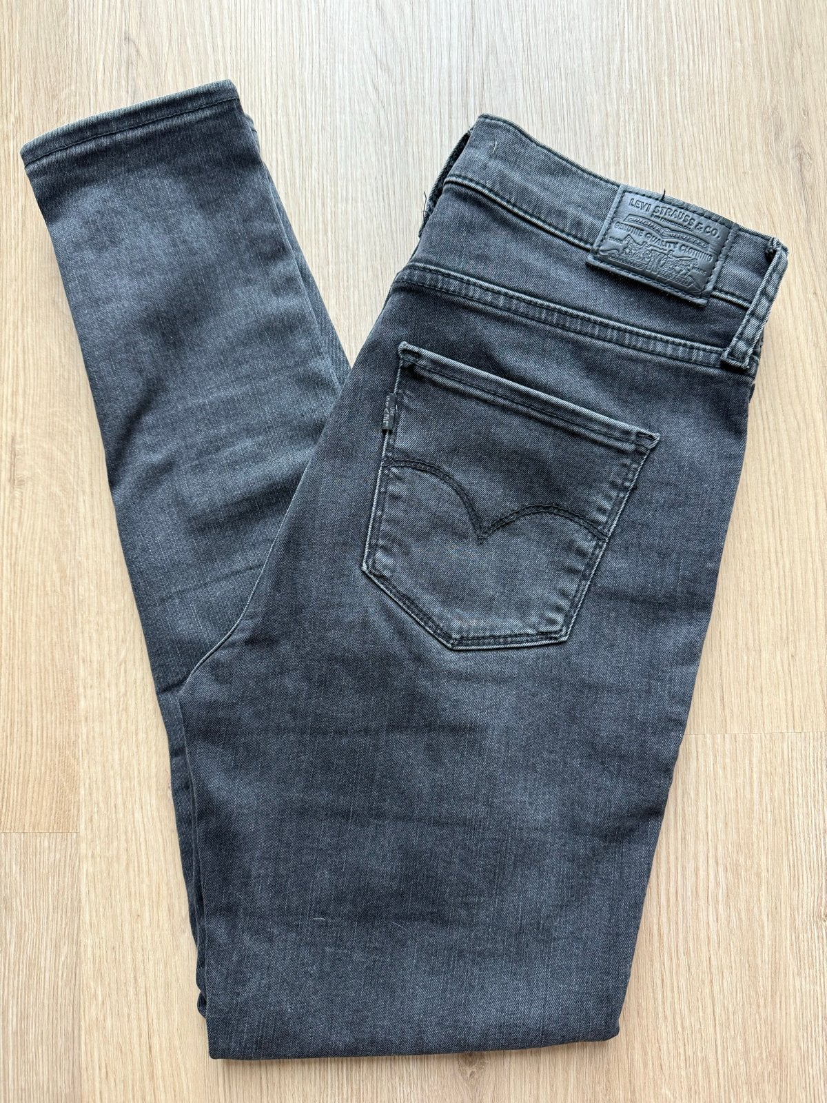 Levi's 720 High Rise Super Skinny Jeans W28 L28 - Zo goed al, Kleding | Dames, Ophalen of Verzenden, Zo goed als nieuw, Grijs