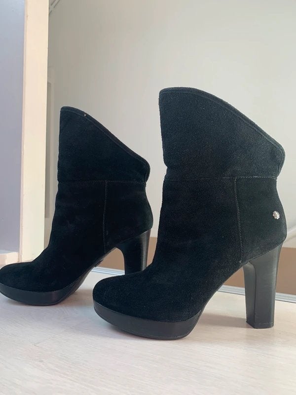 UGG Suède enkellaarsjes met hoge hak, Ophalen, Zo goed als nieuw, Zwart, Lage of Enkellaarzen