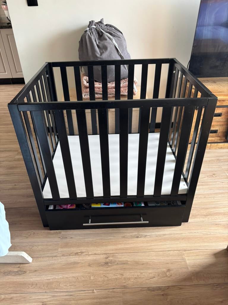 Zwarte box met lade, Kinderen en Baby's, Boxen, Ophalen, Zo goed als nieuw, Boxkleed