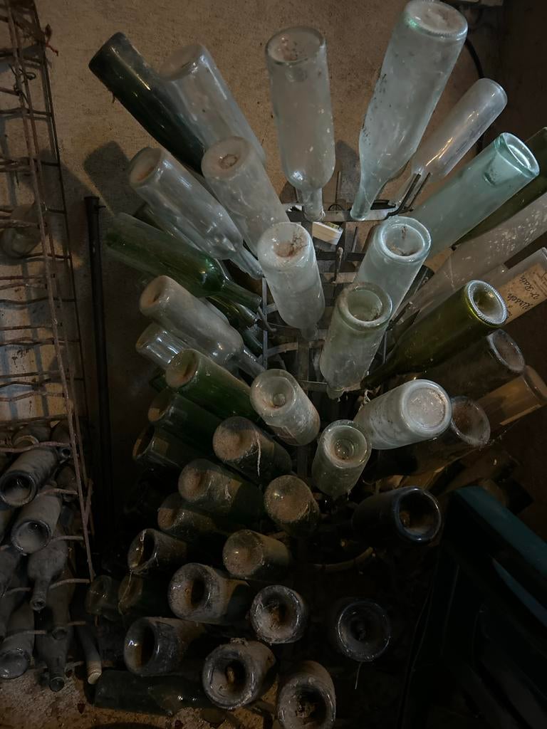 Antiek aluminium afdruiprek met handgemaakte flessen, Ophalen